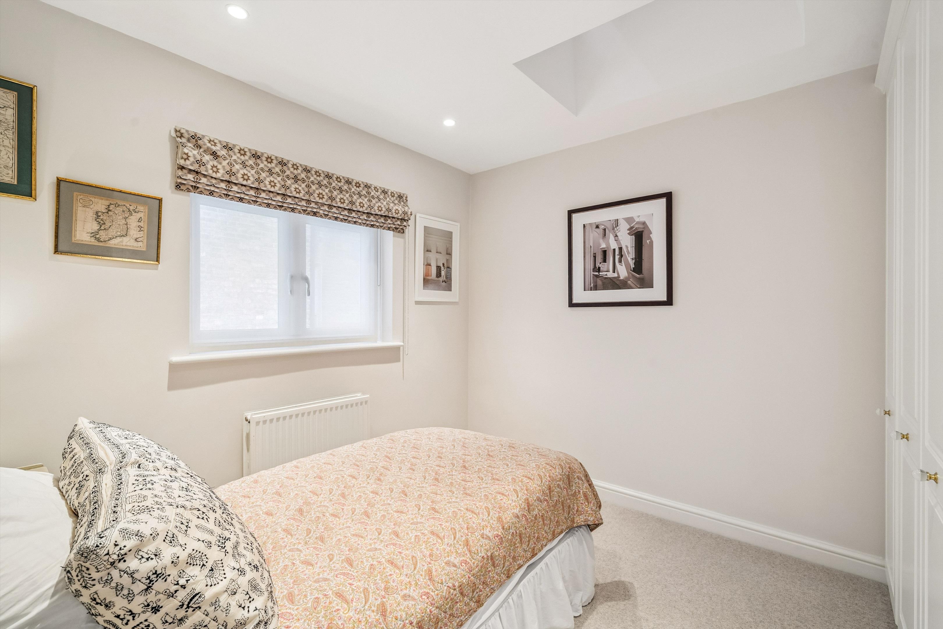 Dove Mews, London, SW5