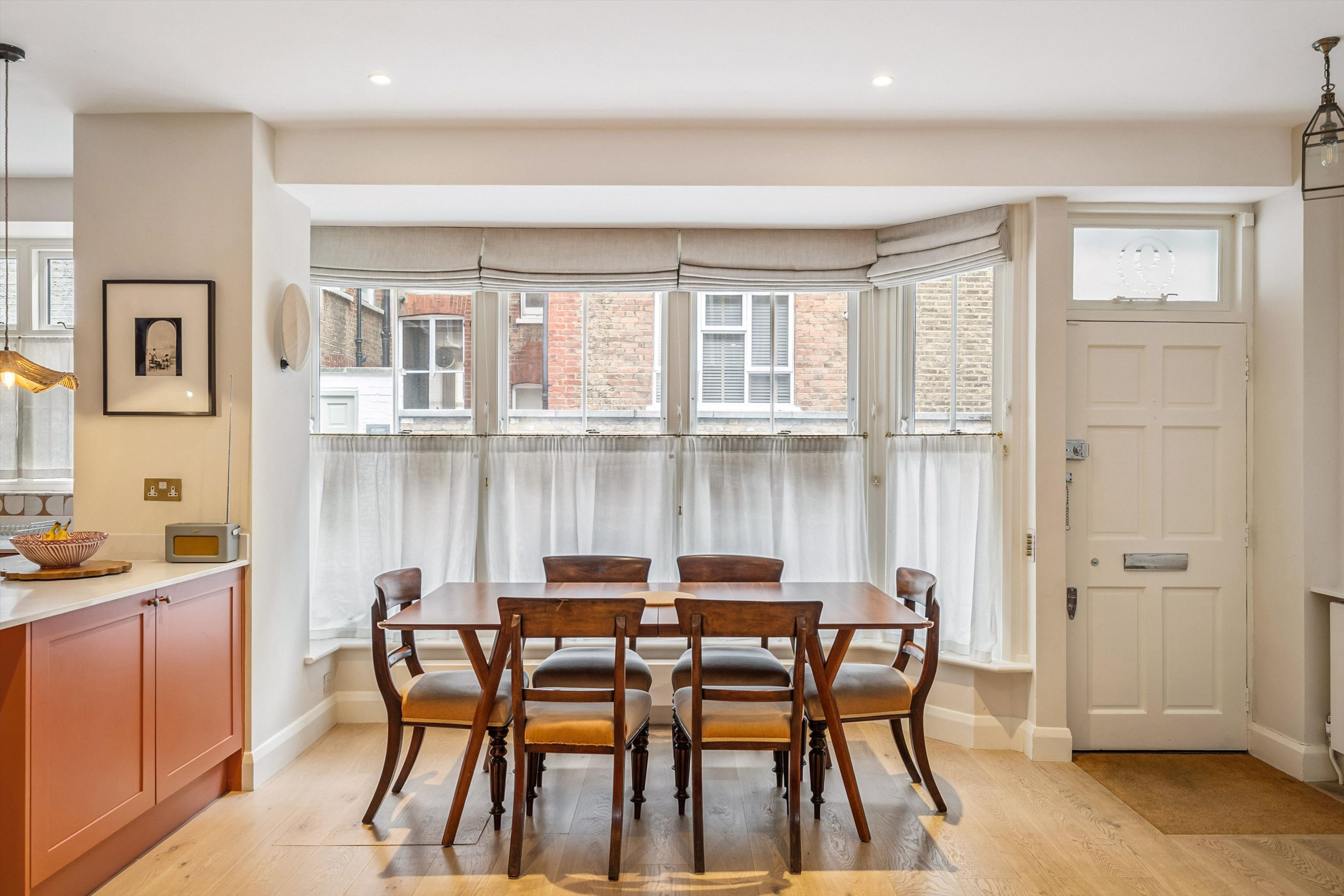 Dove Mews, London, SW5