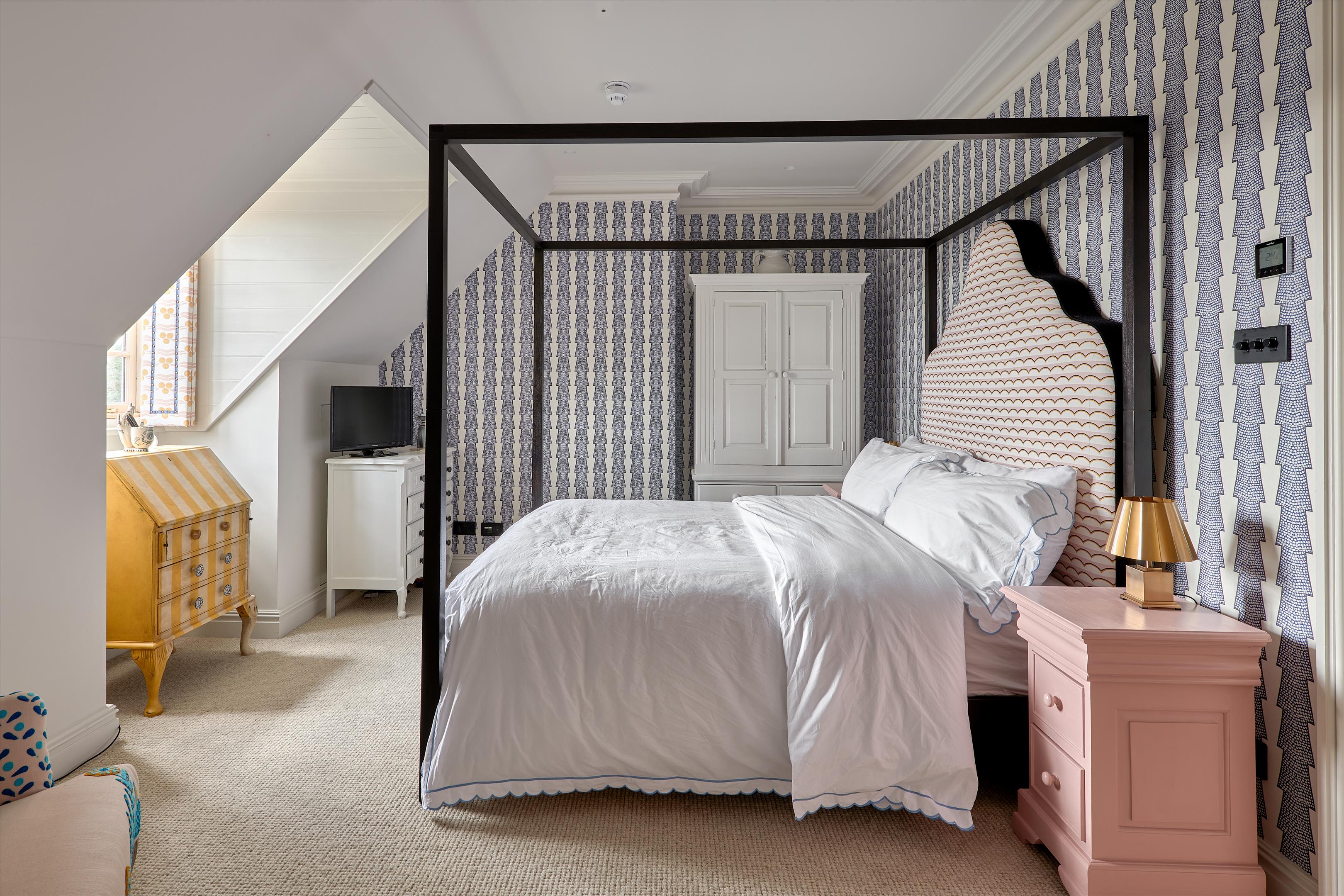 Frensham Vale, Lower Bourne, Farnham, Surrey, GU10.