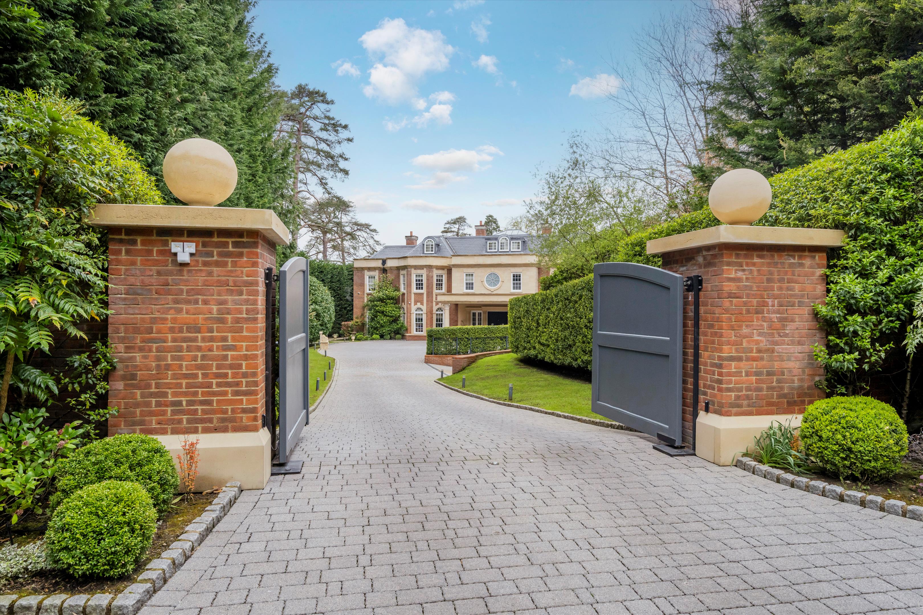 Golf Club Road, St George's Hill, Weybridge, Surrey, KT13
