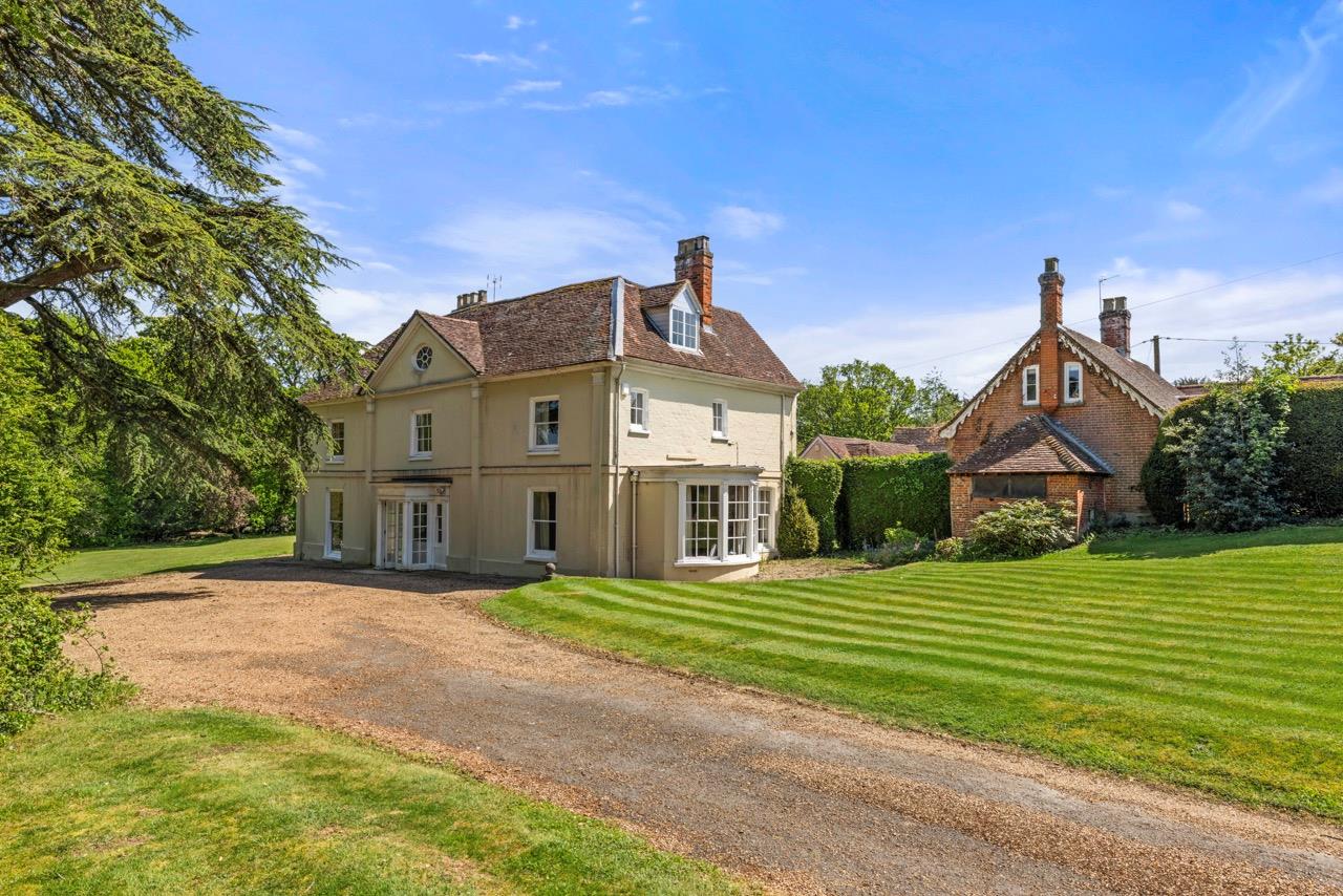 Farnham Road, Odiham, Hook, Hampshire, RG29