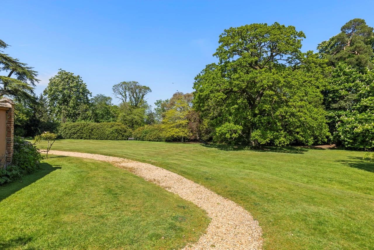 Farnham Road, Odiham, Hook, Hampshire, RG29