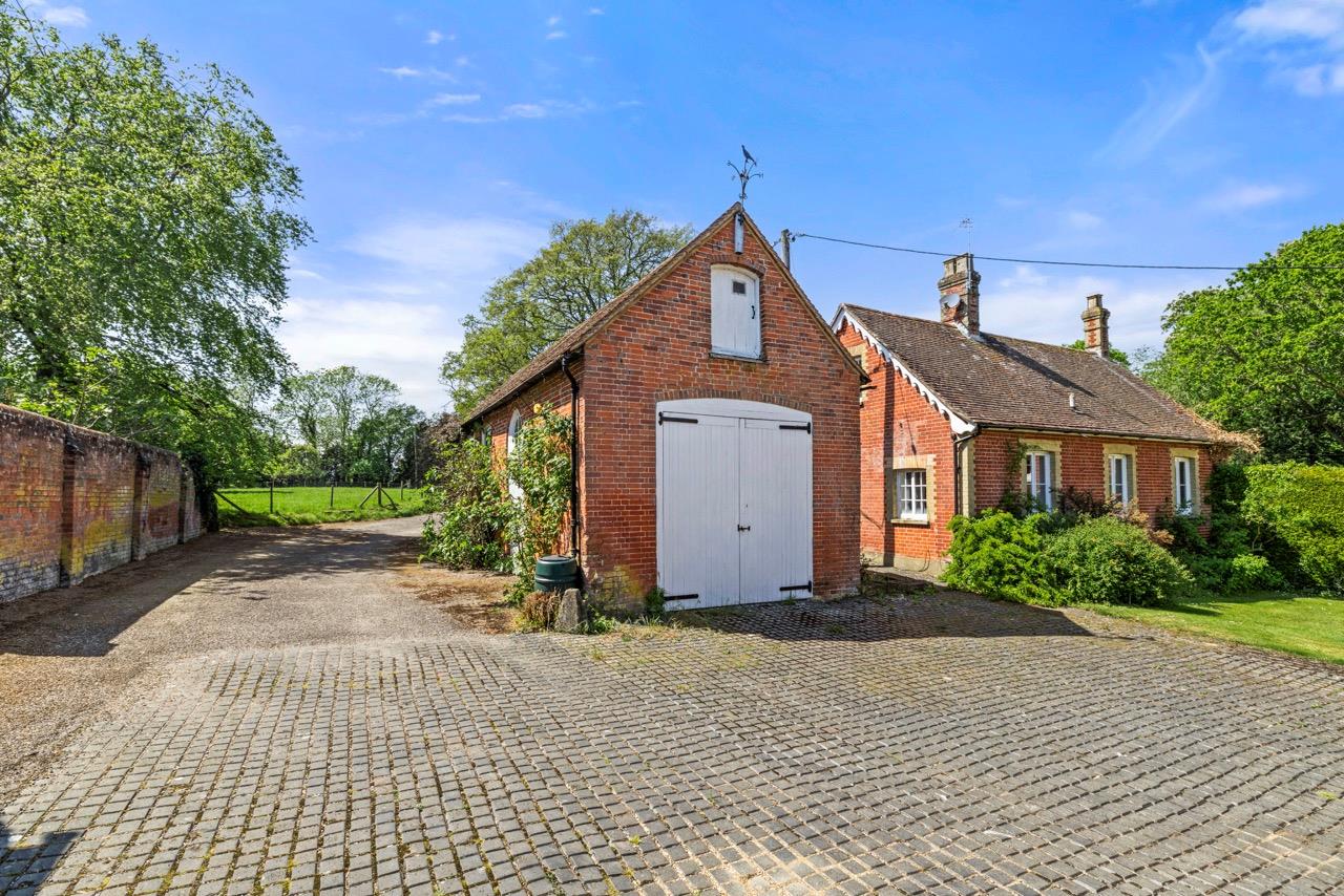 Farnham Road, Odiham, Hook, Hampshire, RG29