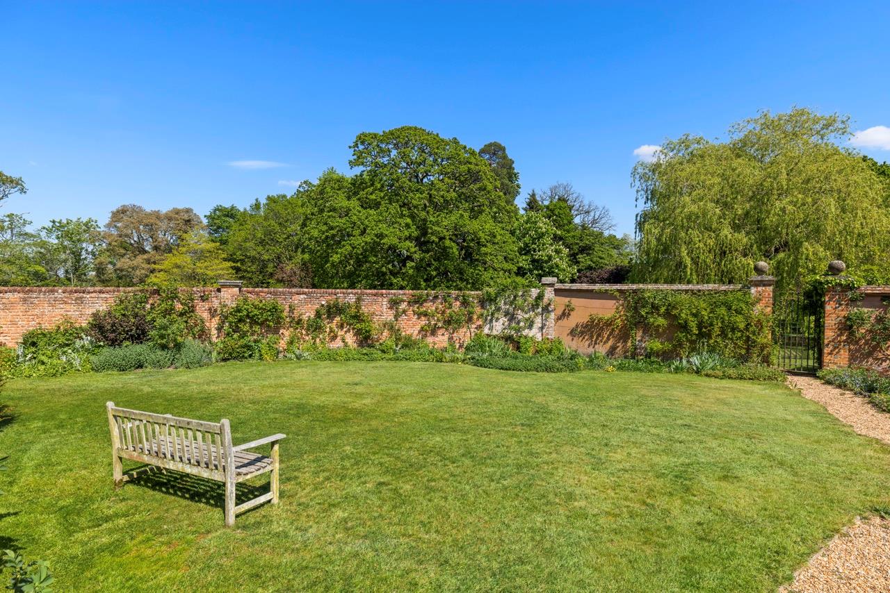 Farnham Road, Odiham, Hook, Hampshire, RG29