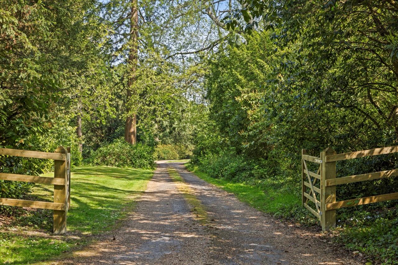 Farnham Road, Odiham, Hook, Hampshire, RG29
