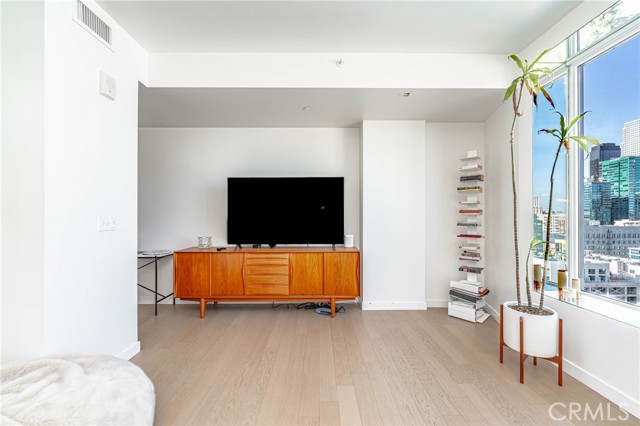 1050 S Grand AVE Unit: 1606