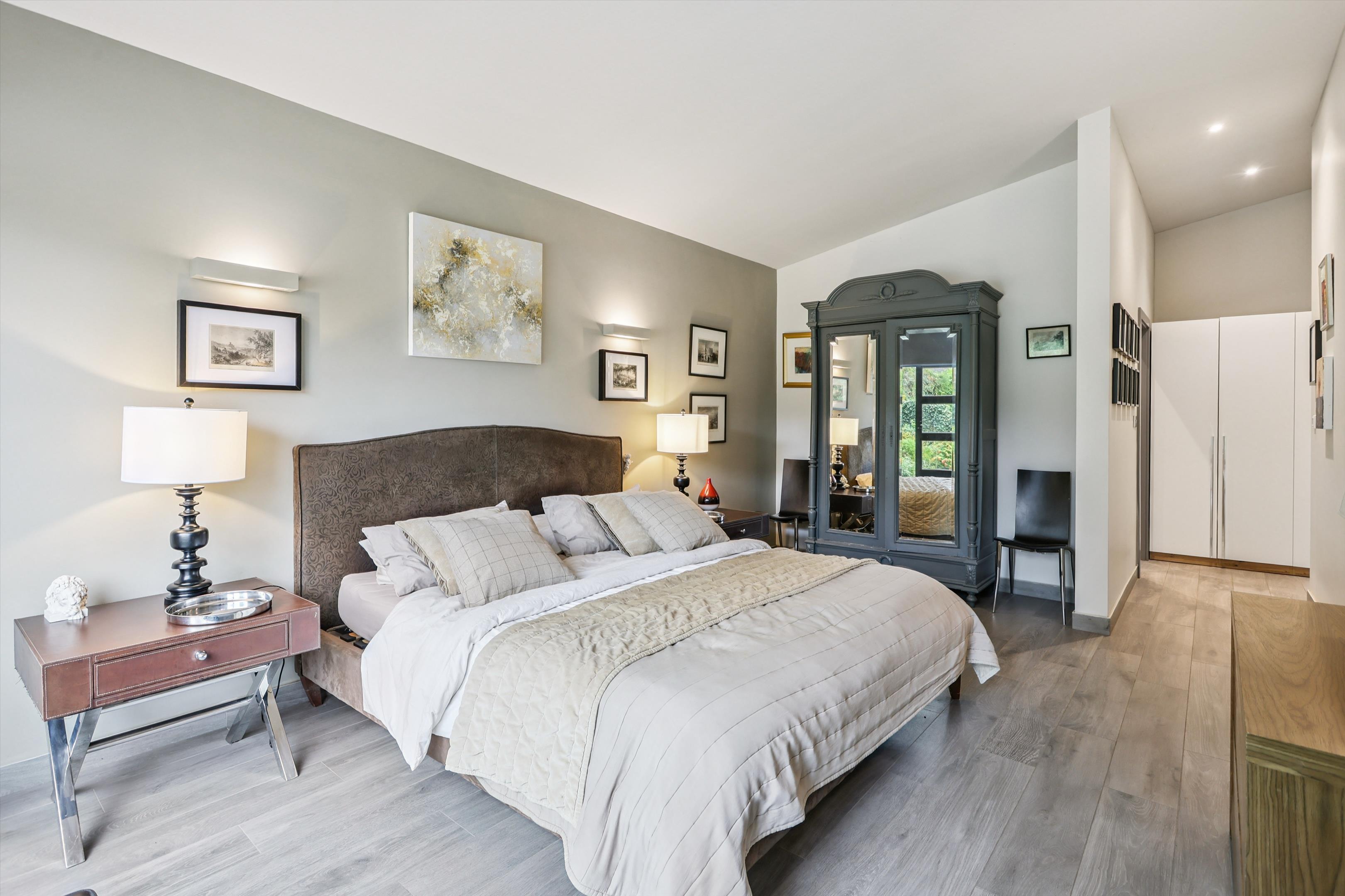 Riverside Drive, Esher, Surrey, KT10