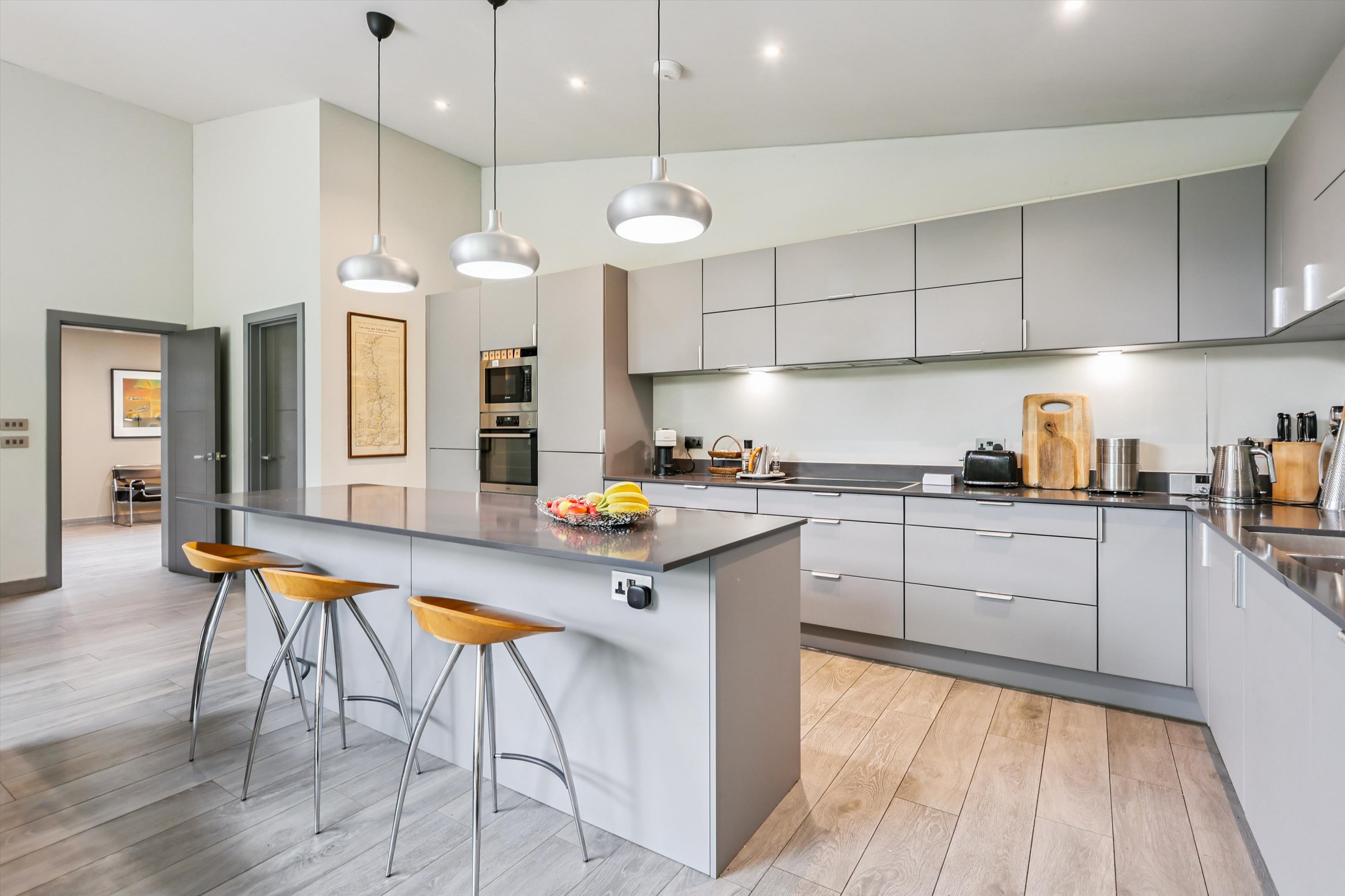 Riverside Drive, Esher, Surrey, KT10