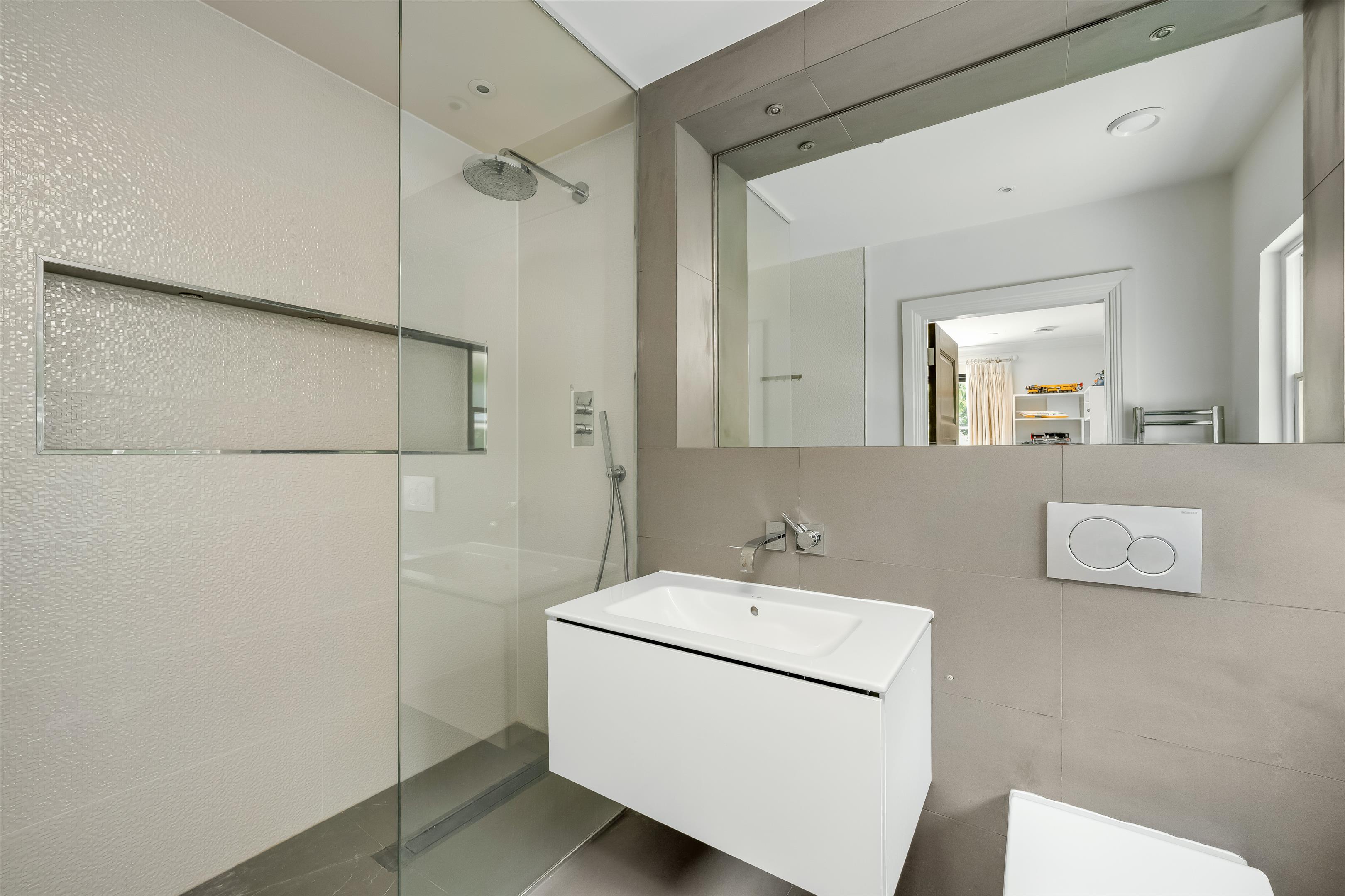 West End Lane, Esher, Surrey KT10