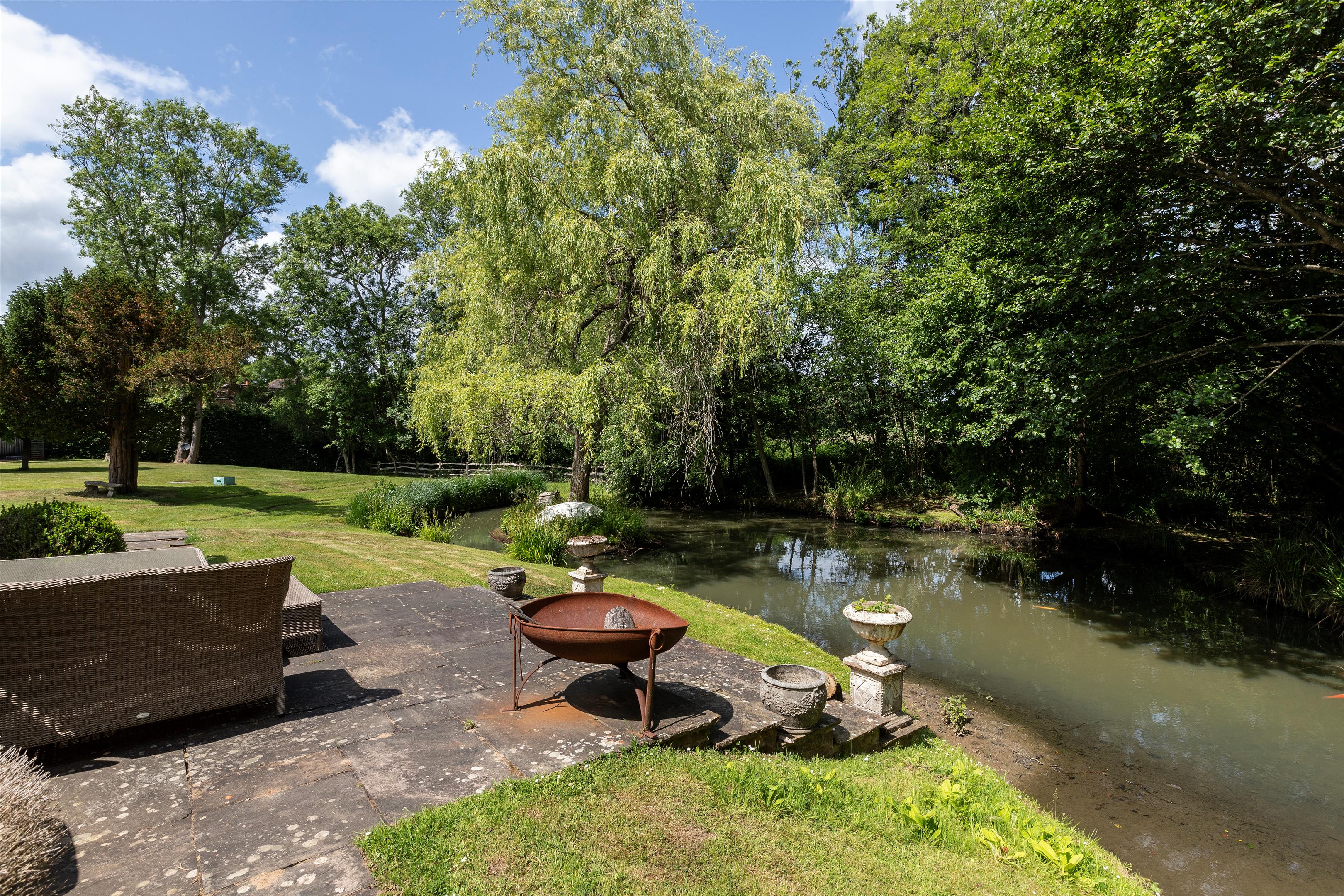 Pickhurst Road, Chiddingfold, Godalming, Surrey GU8