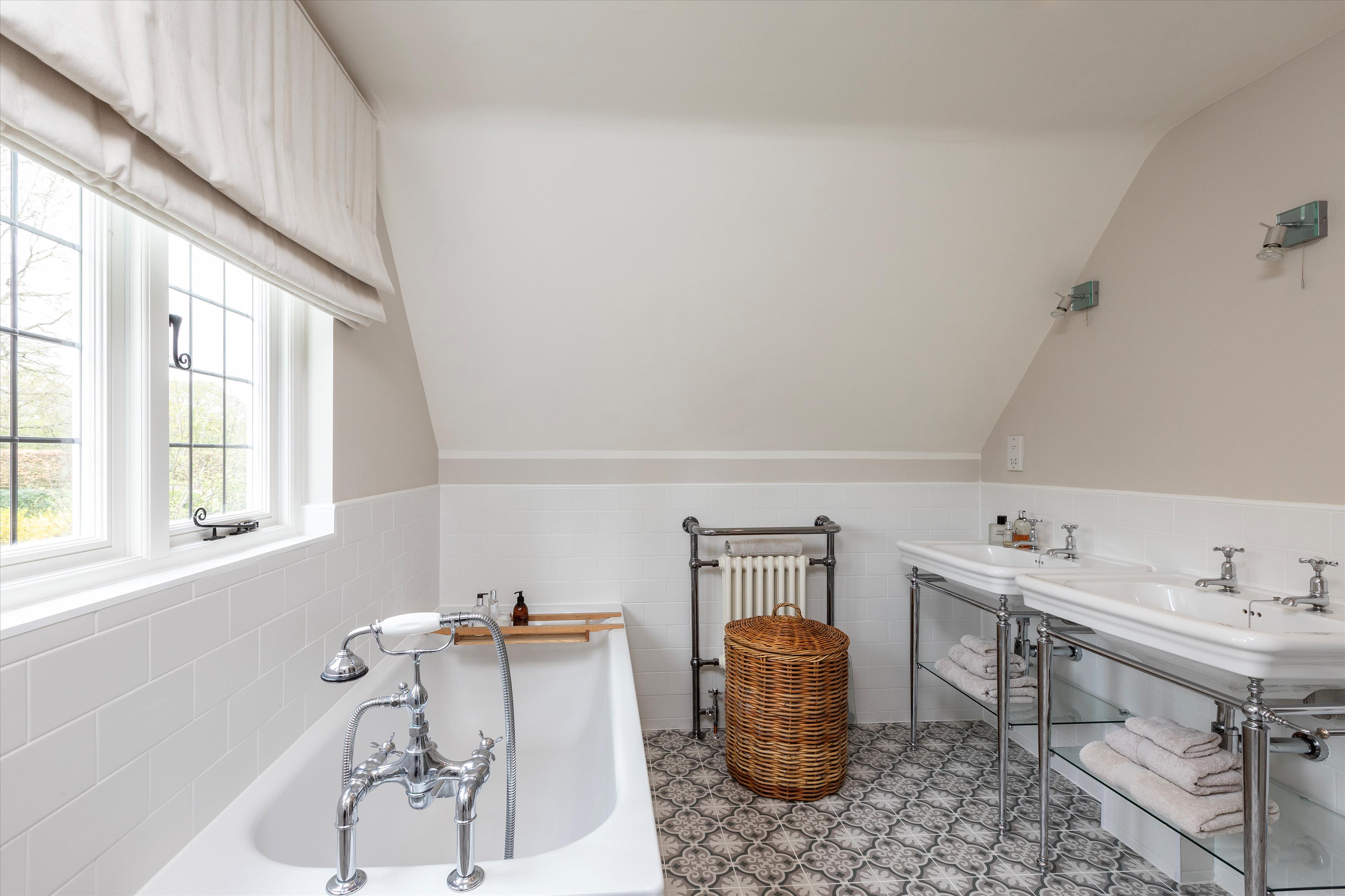 Pickhurst Road, Chiddingfold, Godalming, Surrey GU8