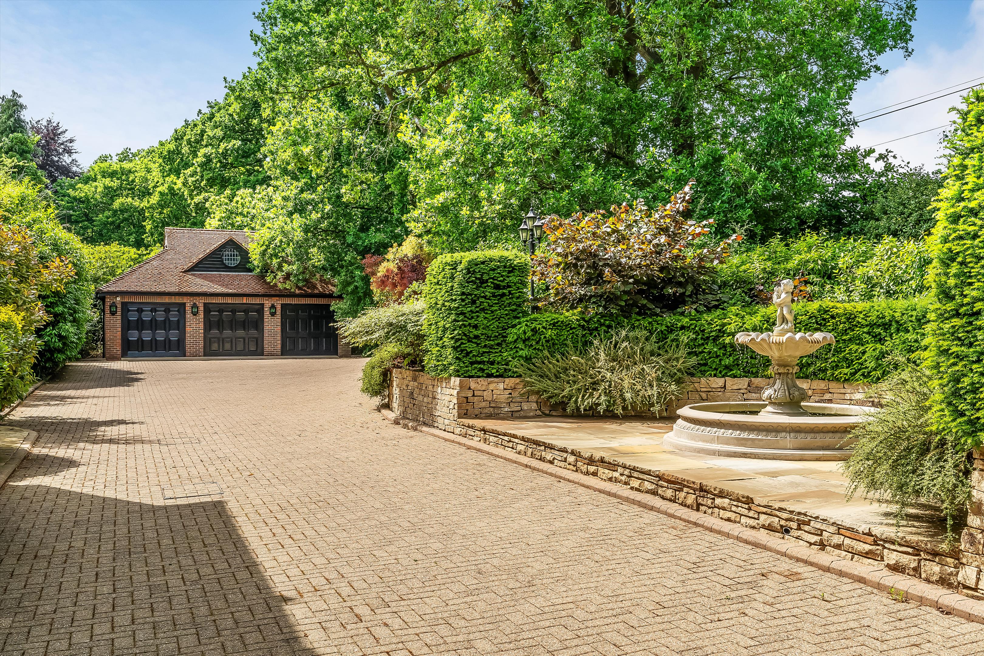 Burdenshot Hill, Worplesdon, Guildford, Surrey GU3 3RL