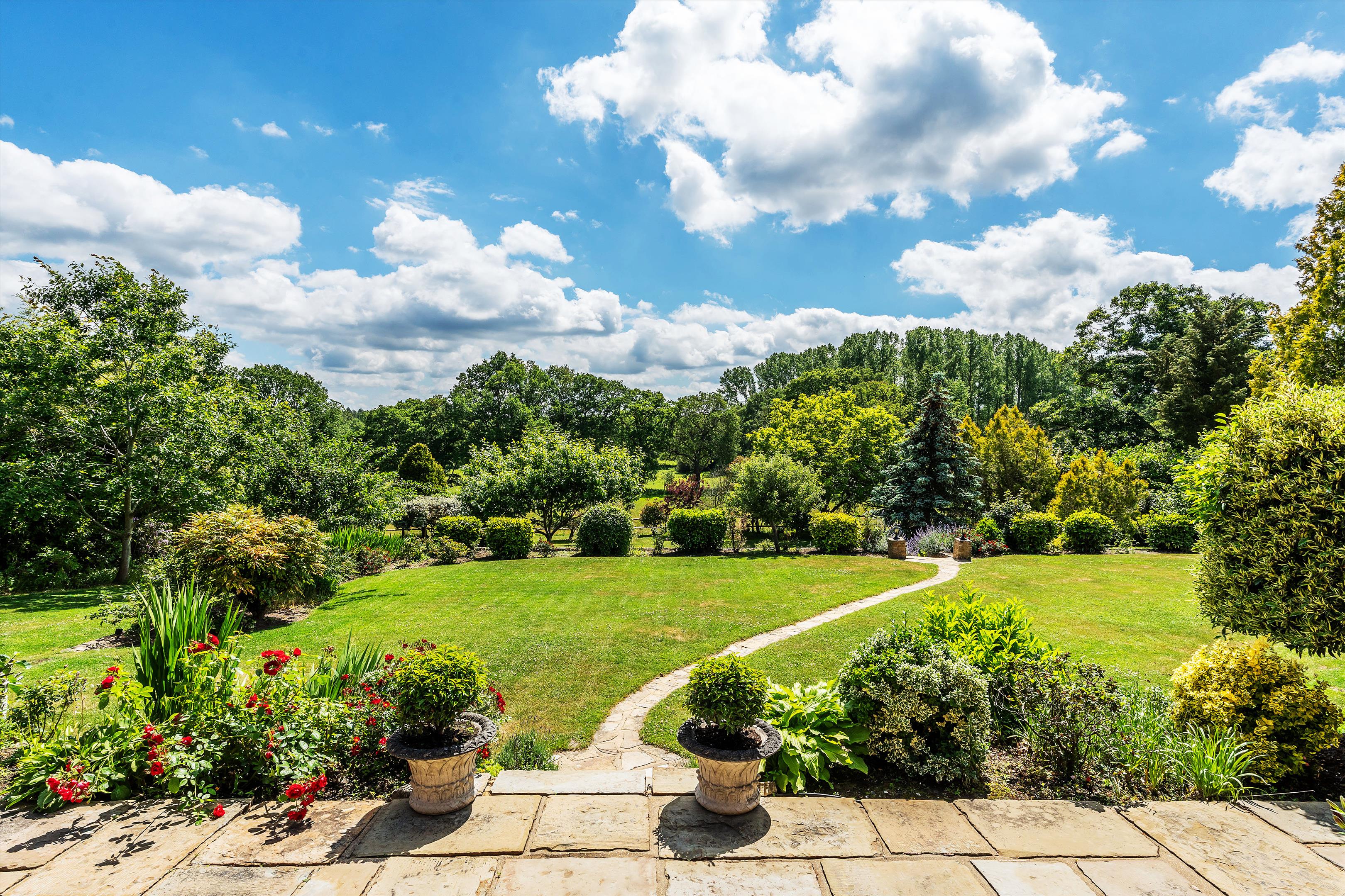 Burdenshot Hill, Worplesdon, Guildford, Surrey GU3 3RL