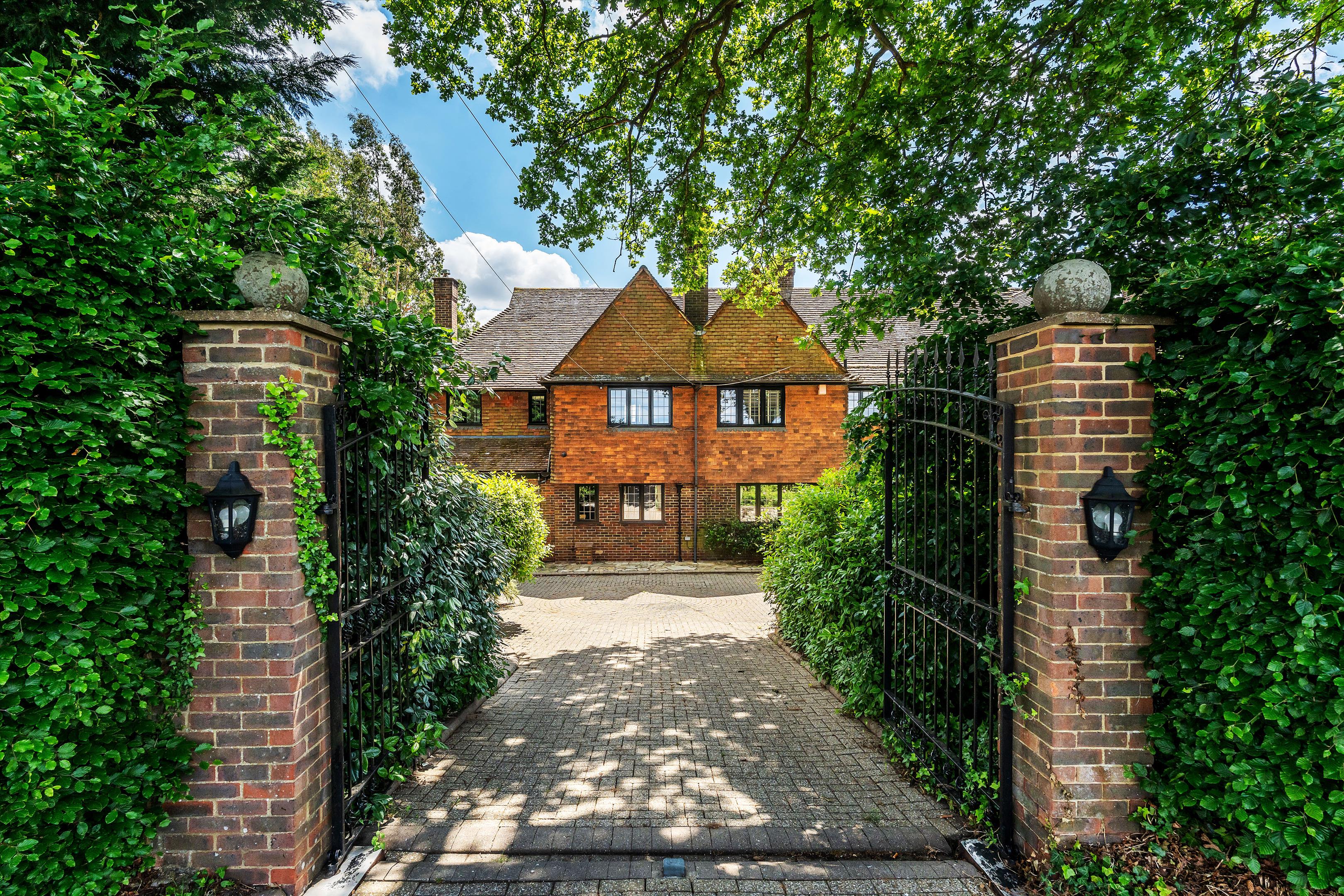 Burdenshot Hill, Worplesdon, Guildford, Surrey GU3 3RL