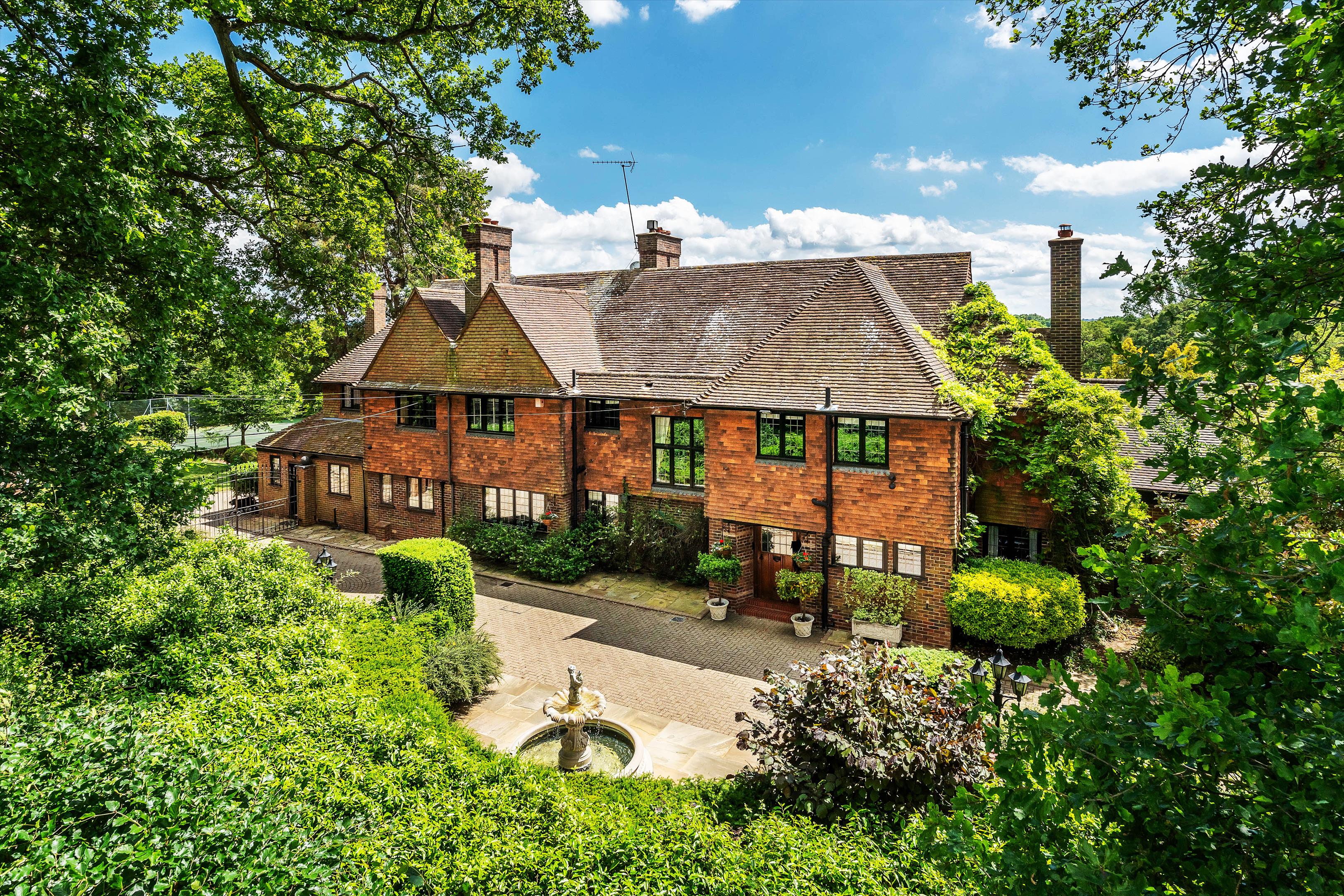 Burdenshot Hill, Worplesdon, Guildford, Surrey GU3 3RL