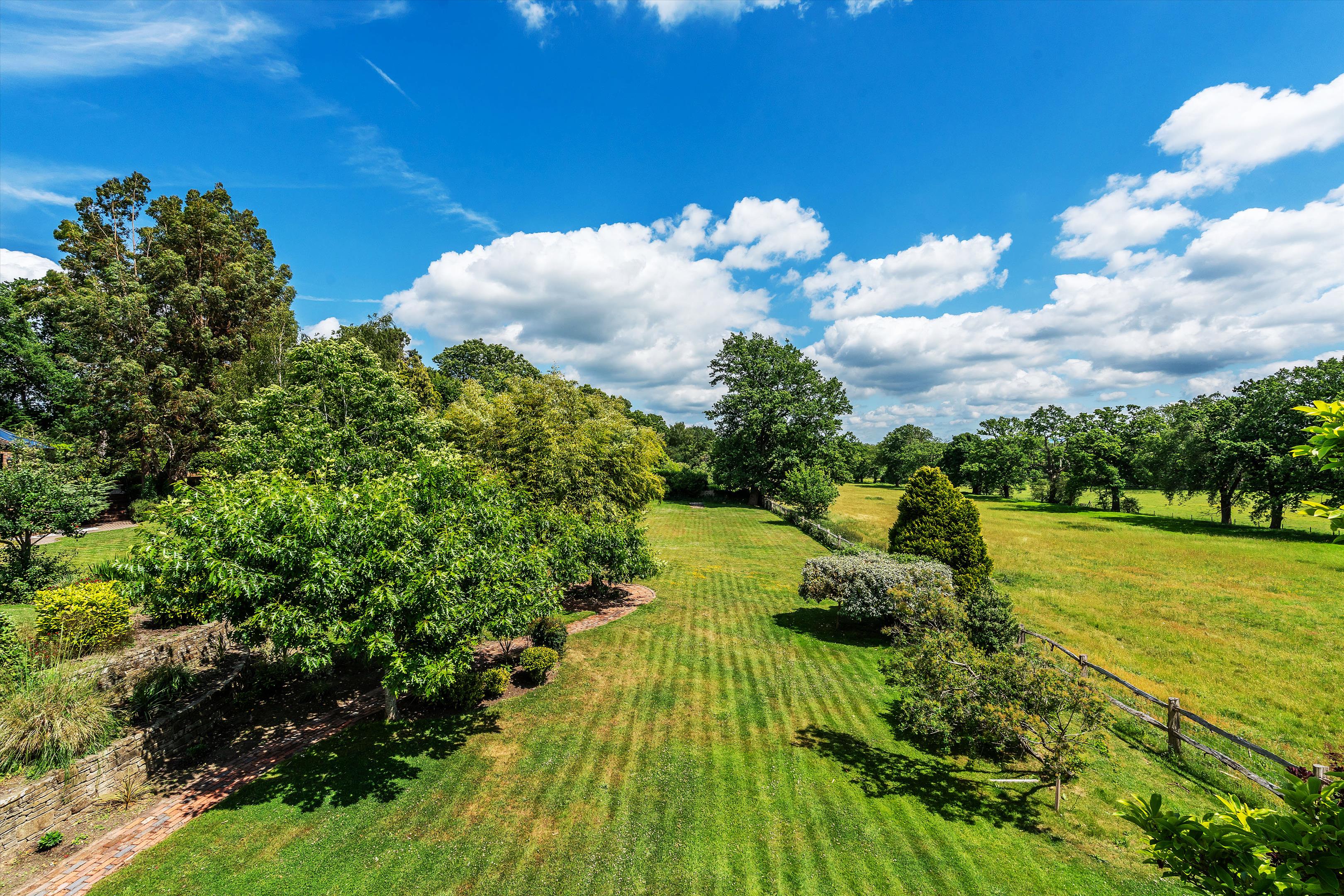 Burdenshot Hill, Worplesdon, Guildford, Surrey GU3 3RL