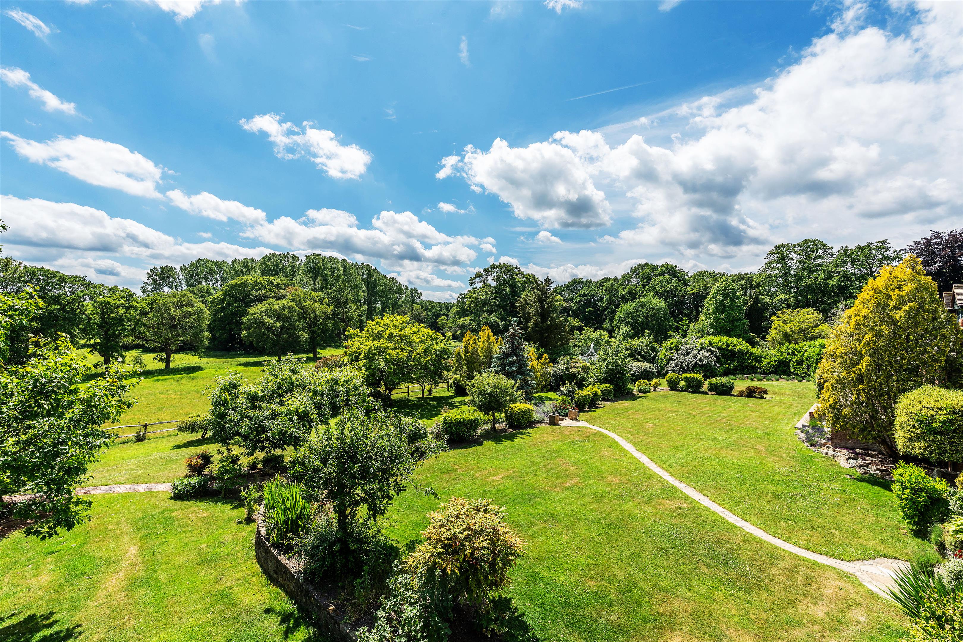 Burdenshot Hill, Worplesdon, Guildford, Surrey GU3 3RL