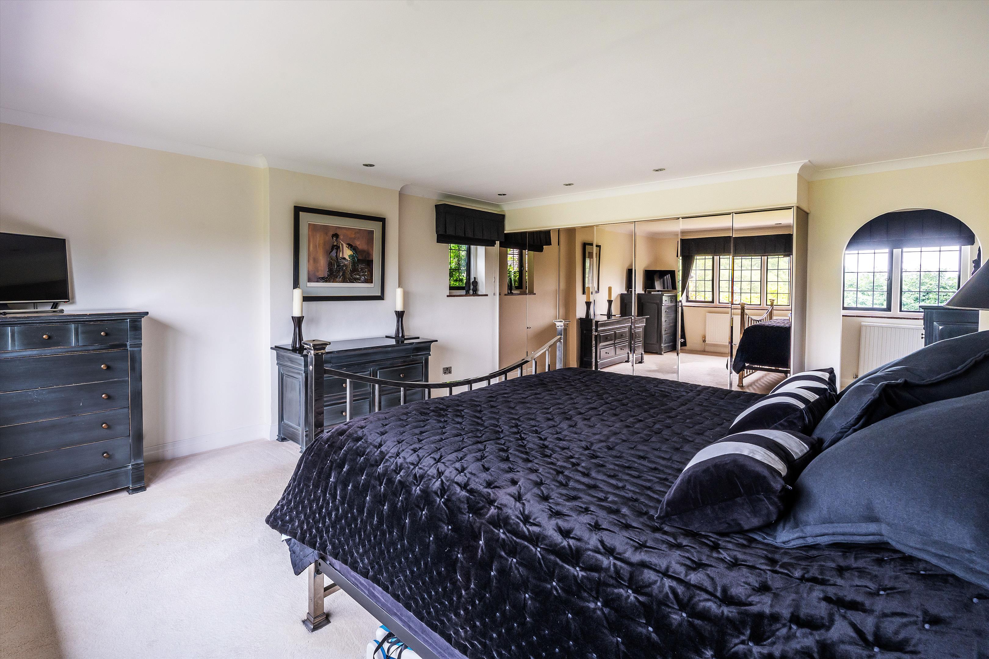 Burdenshot Hill, Worplesdon, Guildford, Surrey GU3 3RL