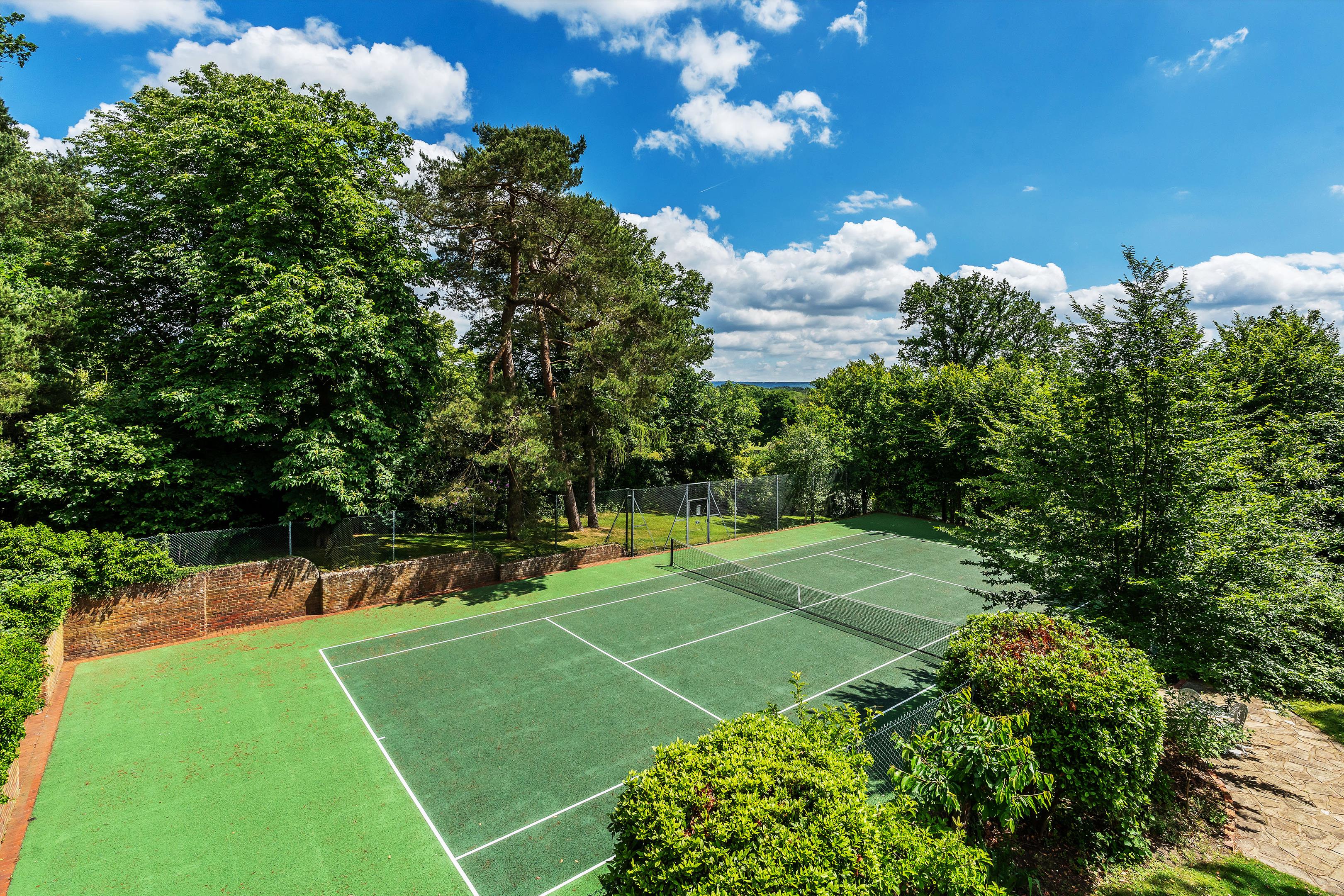 Burdenshot Hill, Worplesdon, Guildford, Surrey GU3 3RL