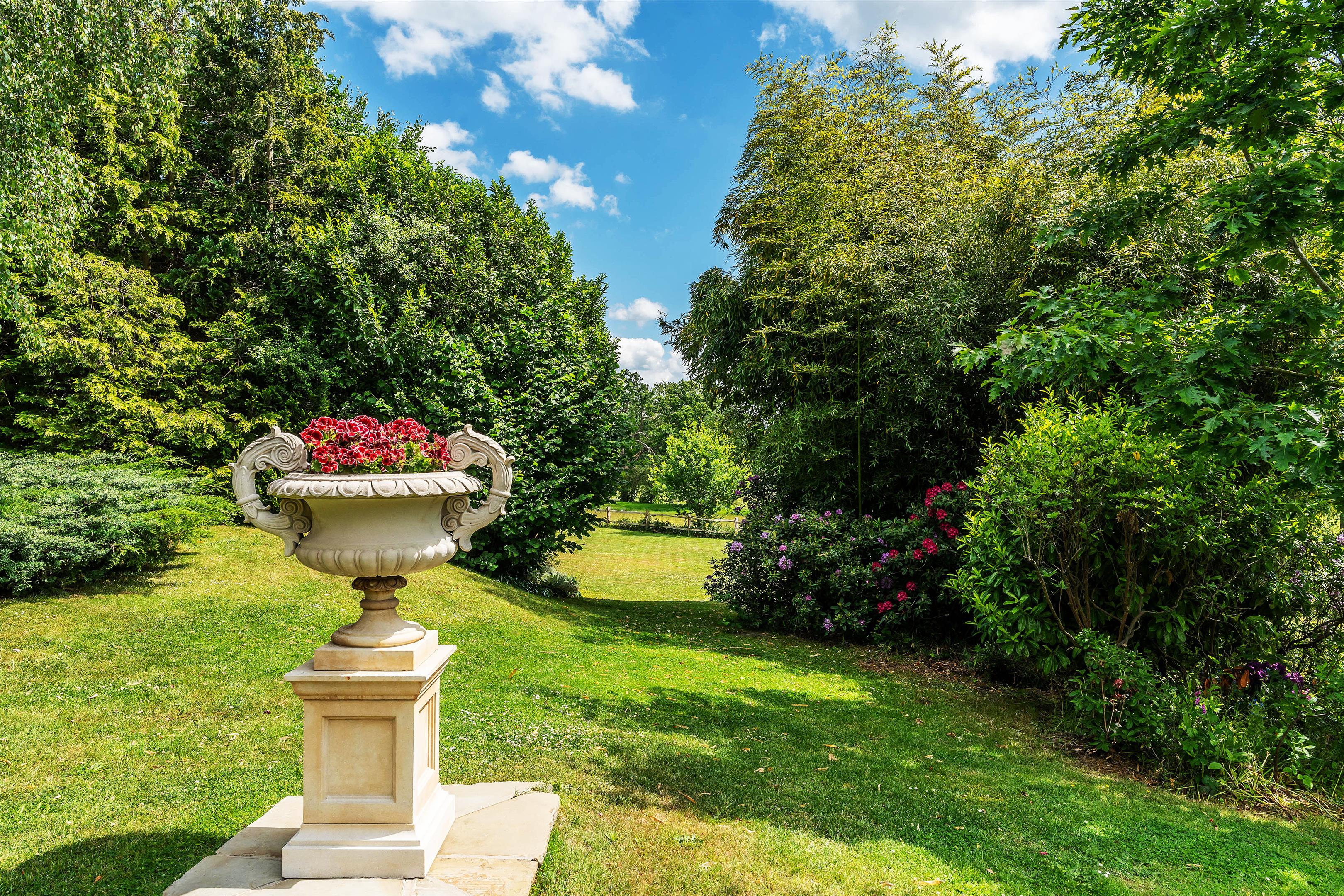 Burdenshot Hill, Worplesdon, Guildford, Surrey GU3 3RL