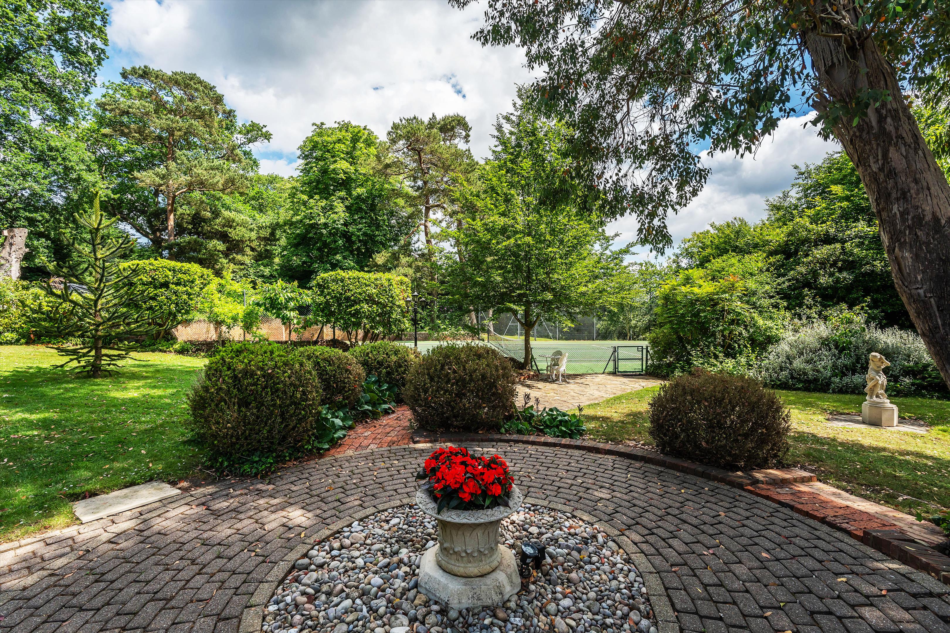 Burdenshot Hill, Worplesdon, Guildford, Surrey GU3 3RL