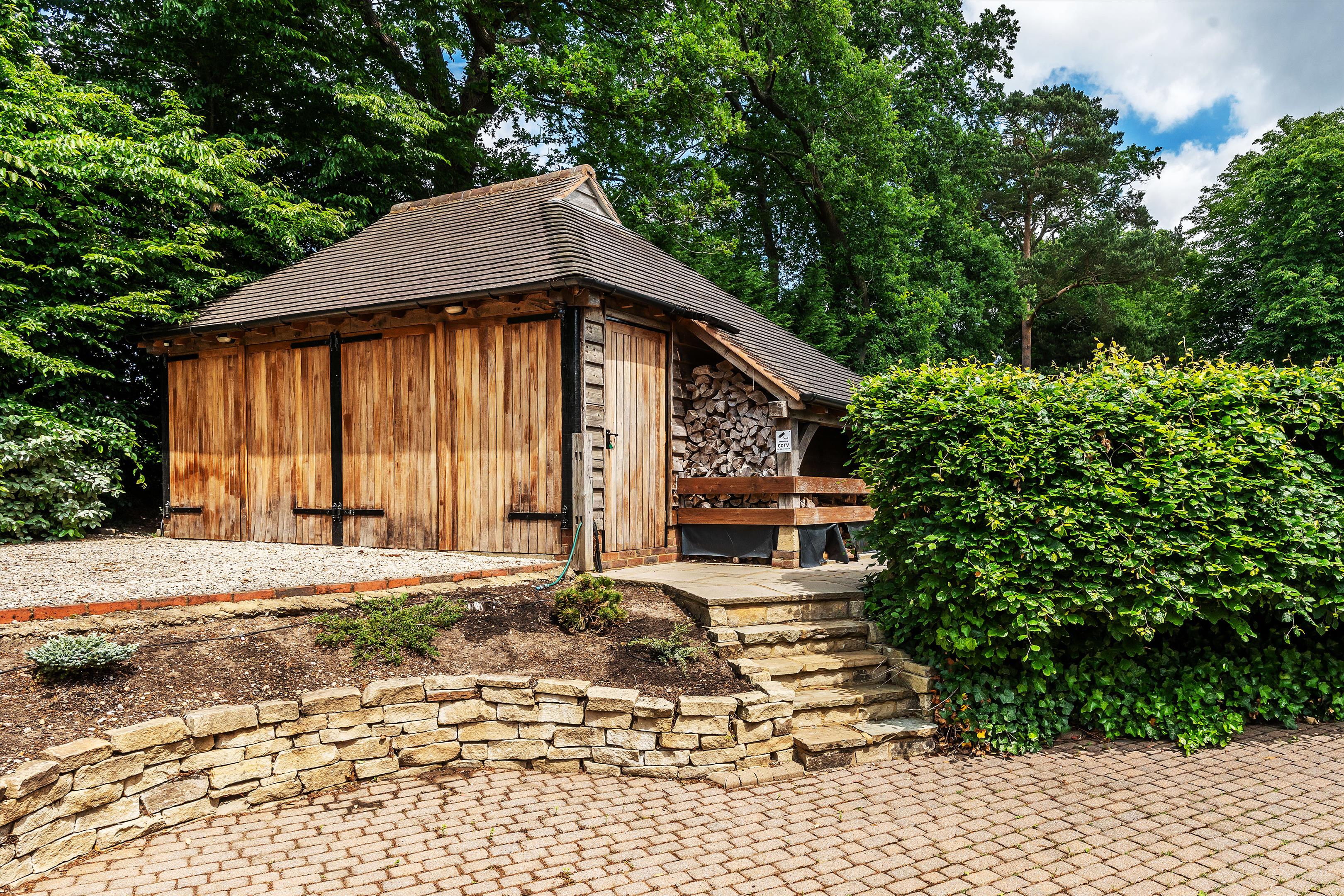 Burdenshot Hill, Worplesdon, Guildford, Surrey GU3 3RL