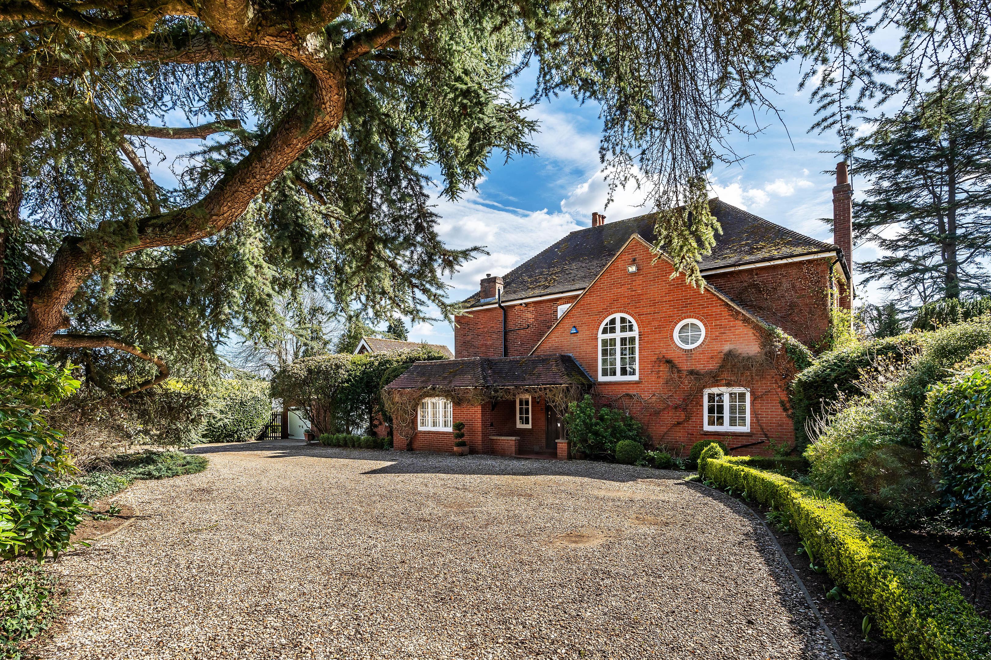 Green Lane, West Clandon, Guildford, Surrey GU4 7UR.