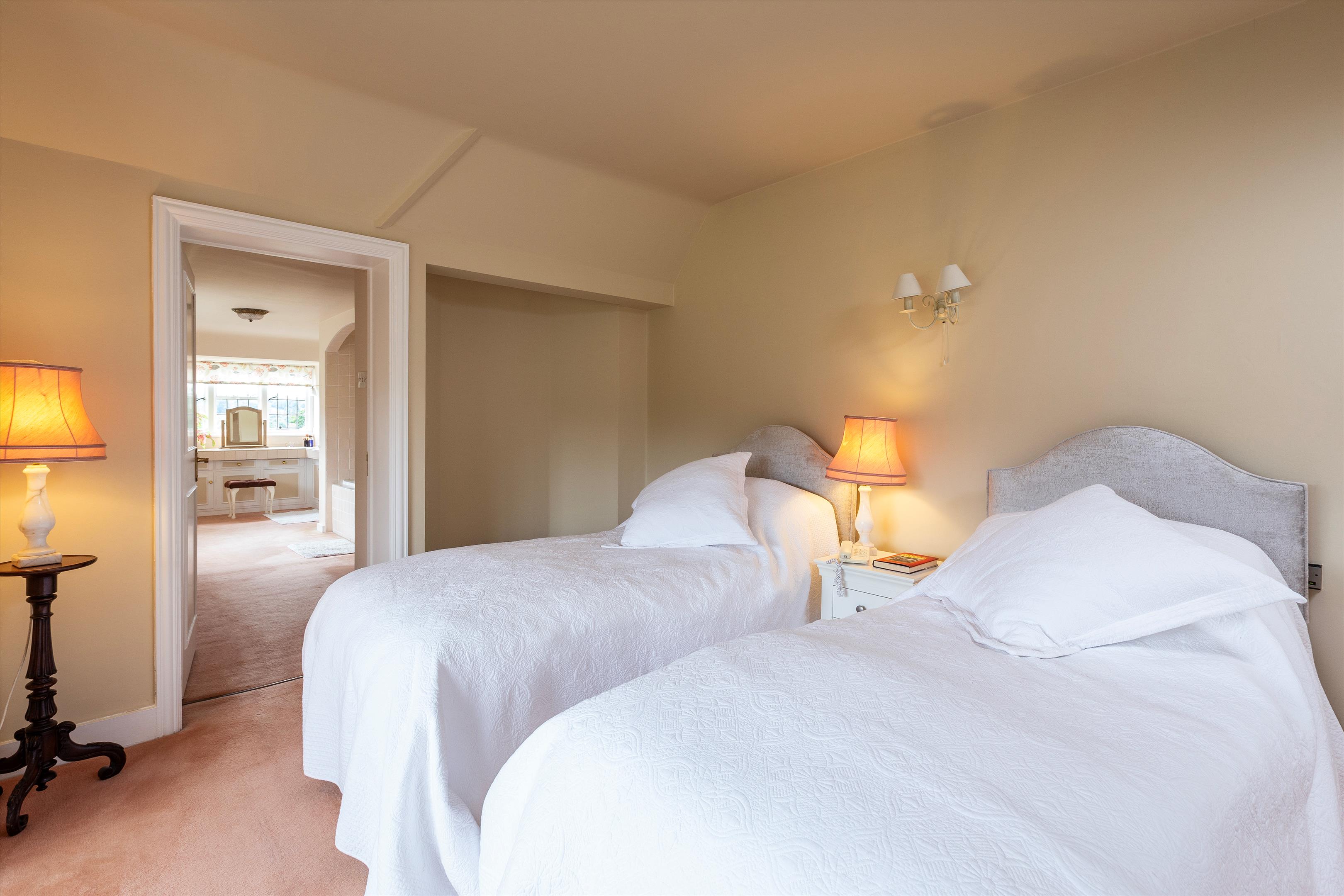 The Street, Frensham, Farnham, Surrey GU10