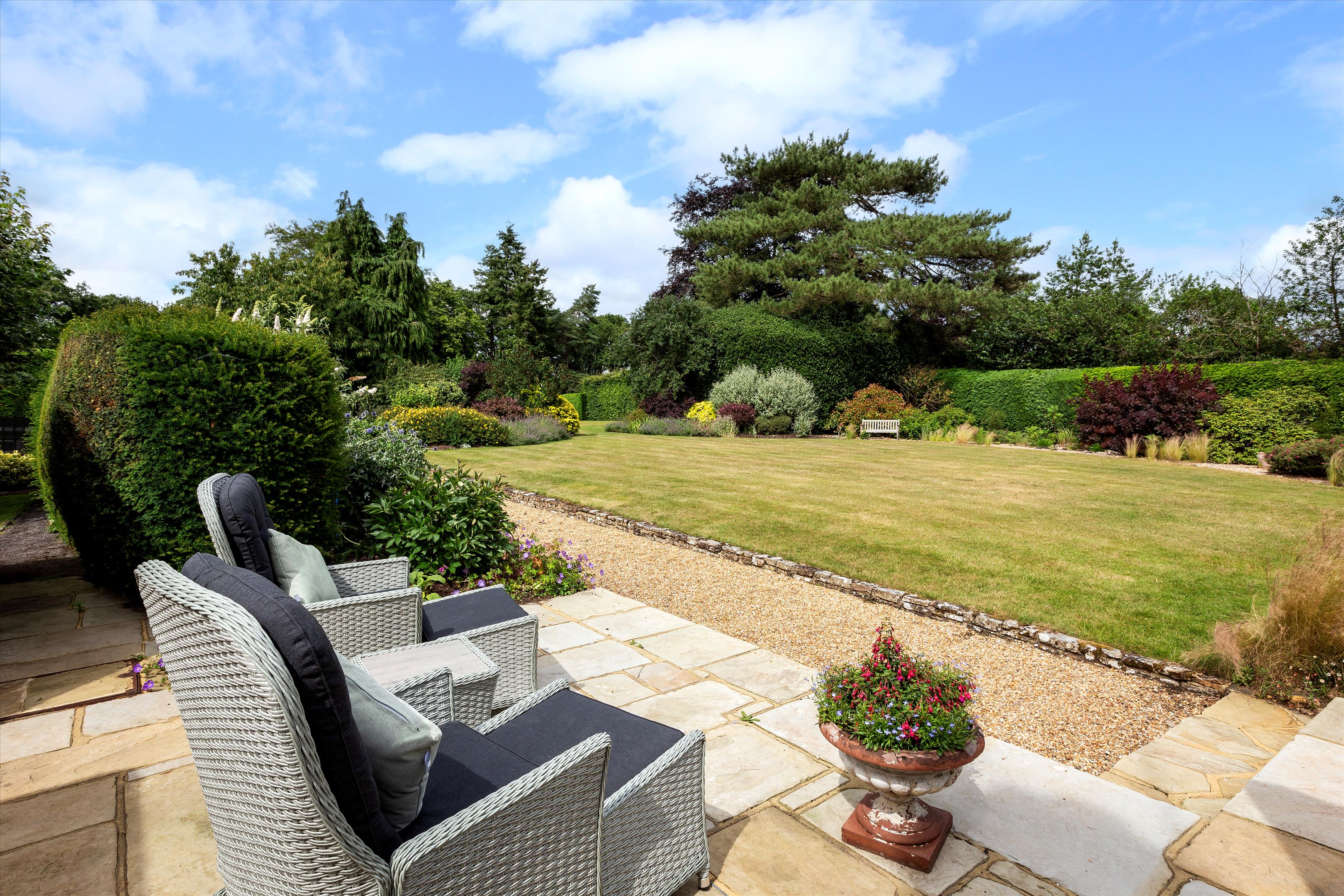 The Street, Frensham, Farnham, Surrey GU10