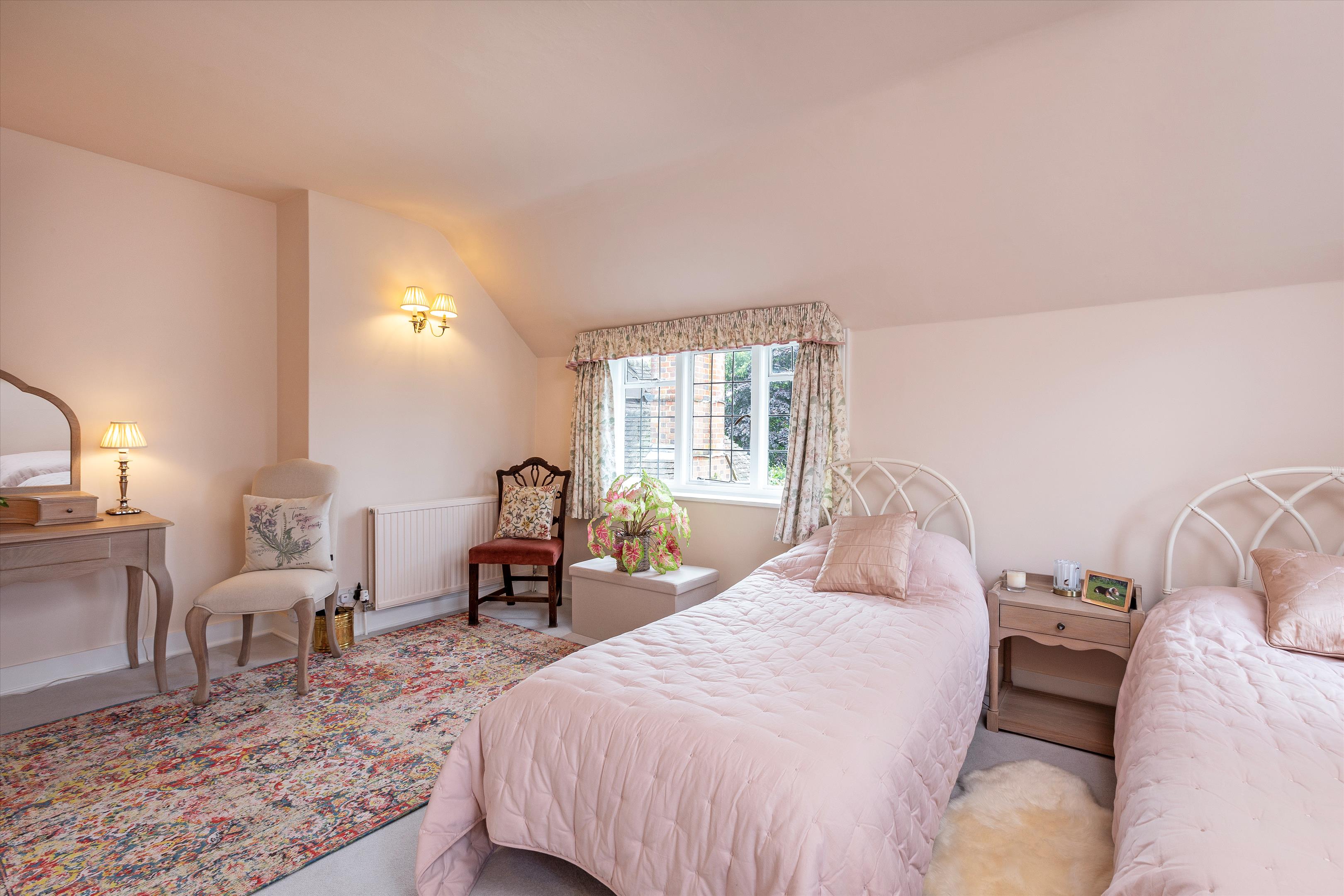 The Street, Frensham, Farnham, Surrey GU10