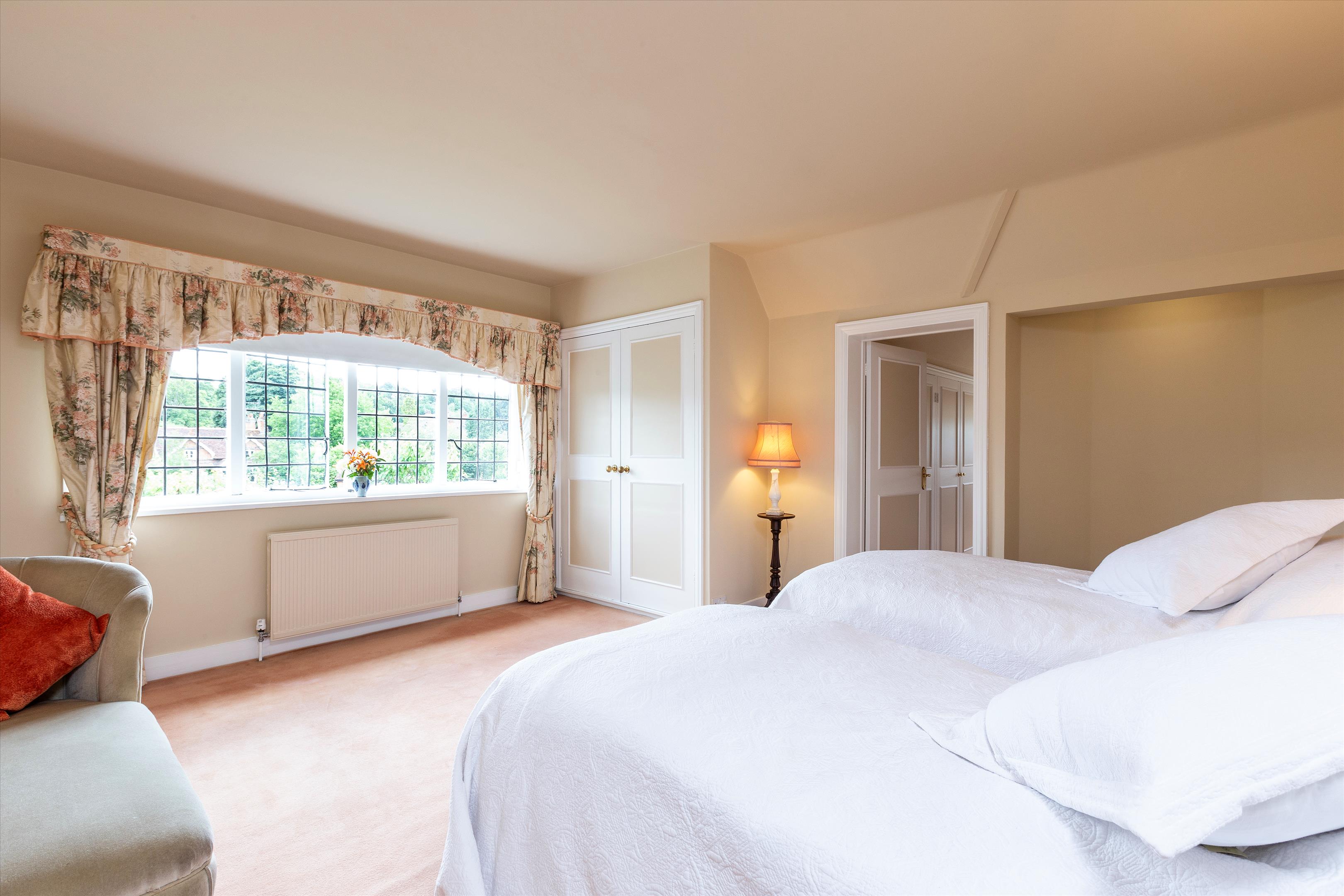 The Street, Frensham, Farnham, Surrey GU10