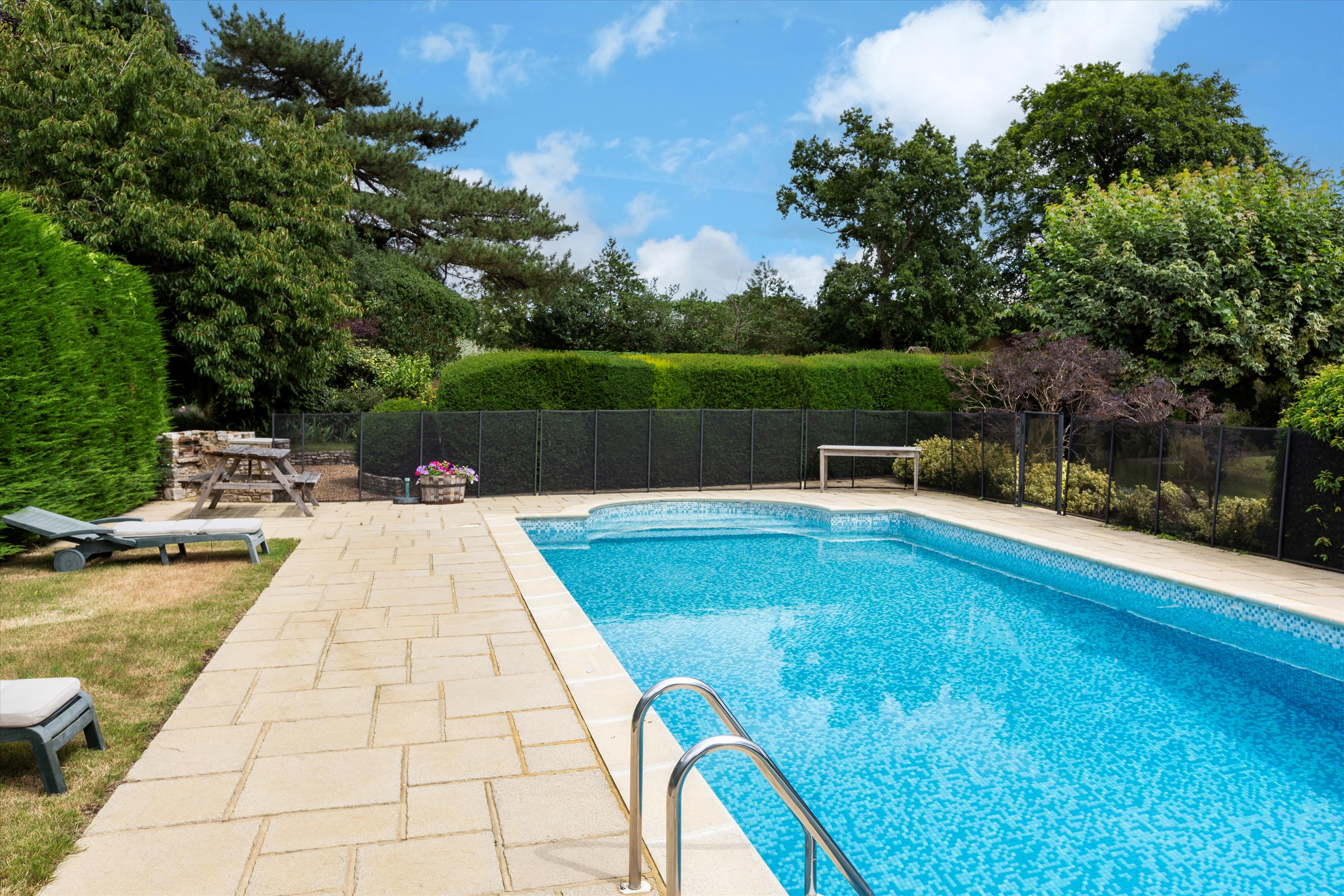 The Street, Frensham, Farnham, Surrey GU10