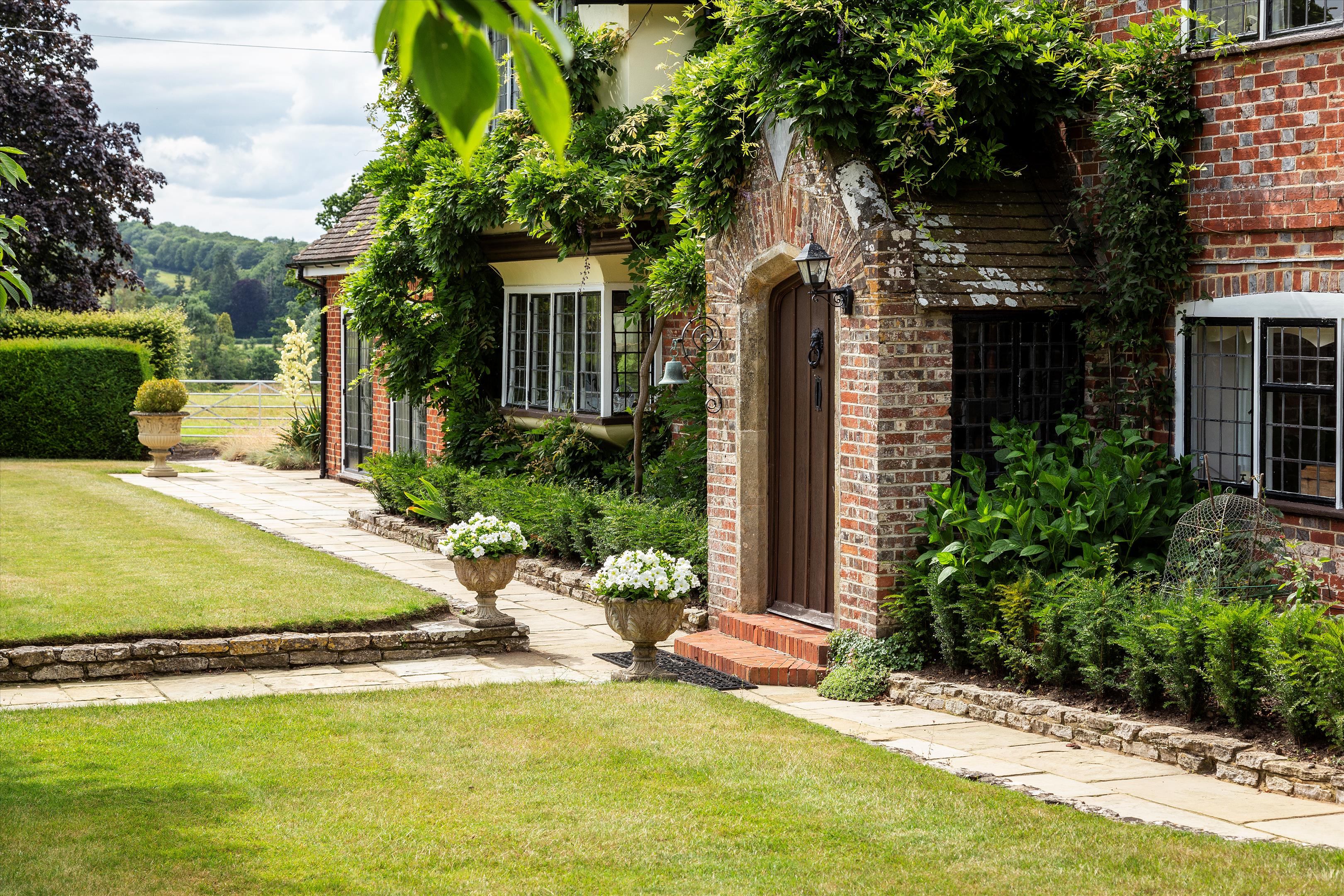 The Street, Frensham, Farnham, Surrey GU10