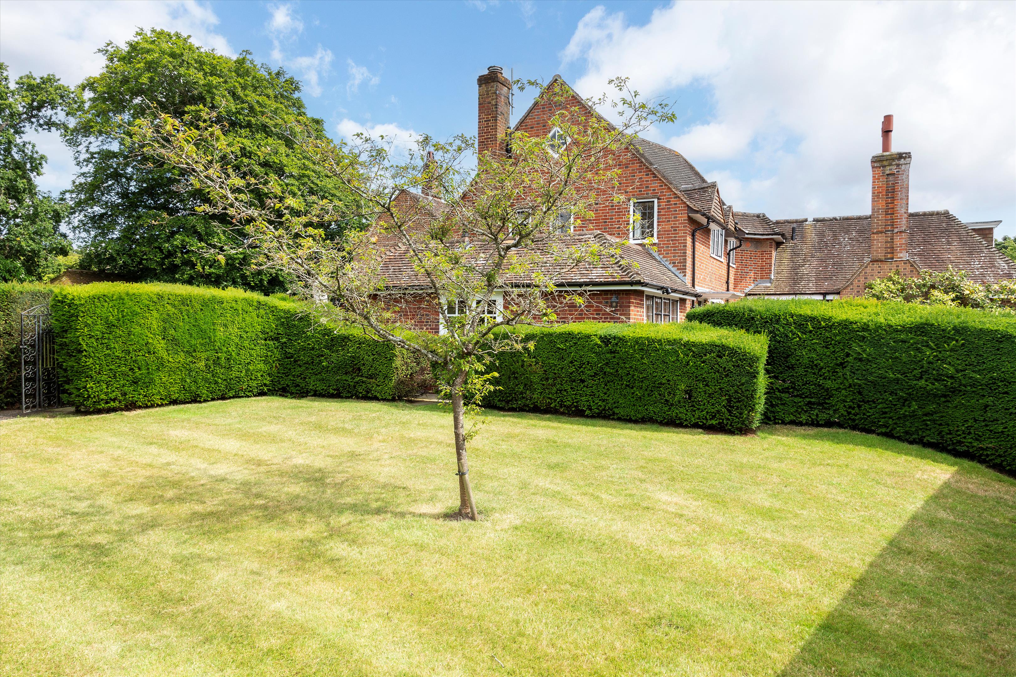 The Street, Frensham, Farnham, Surrey GU10