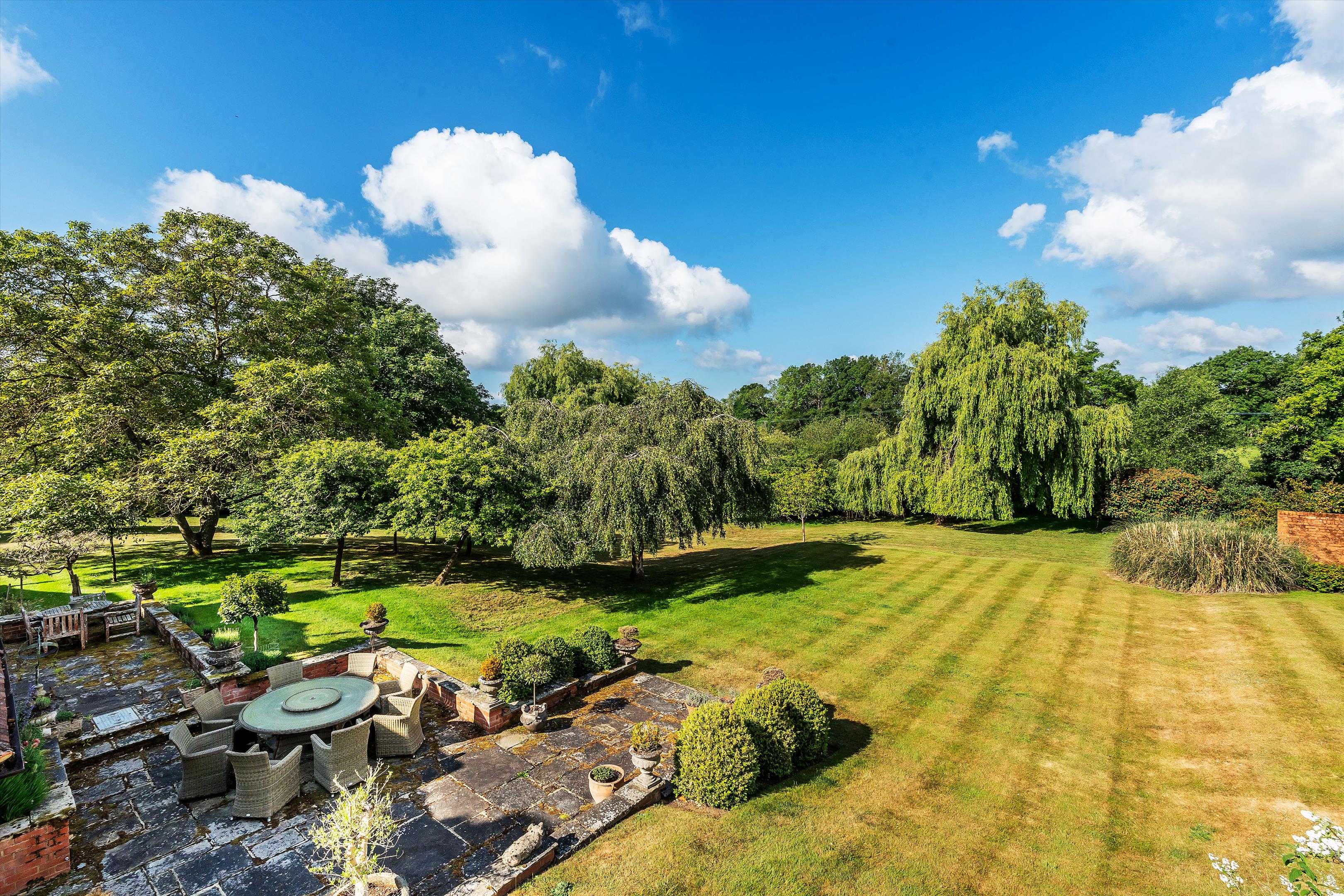 Utworth Manor, Nr Cranleigh, Surrey, GU6 8JU