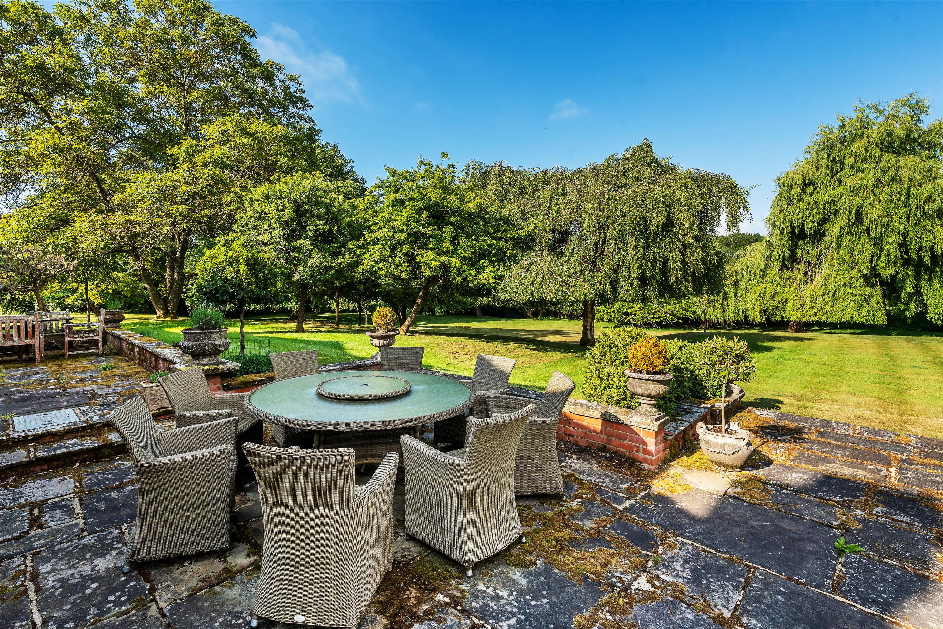 Utworth Manor, Nr Cranleigh, Surrey, GU6 8JU