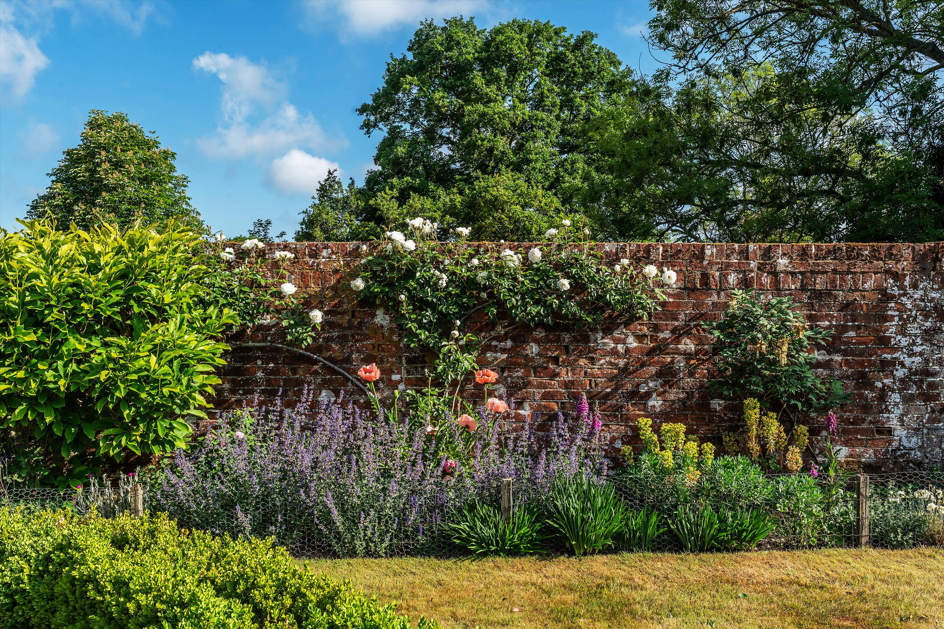Utworth Manor, Nr Cranleigh, Surrey, GU6 8JU