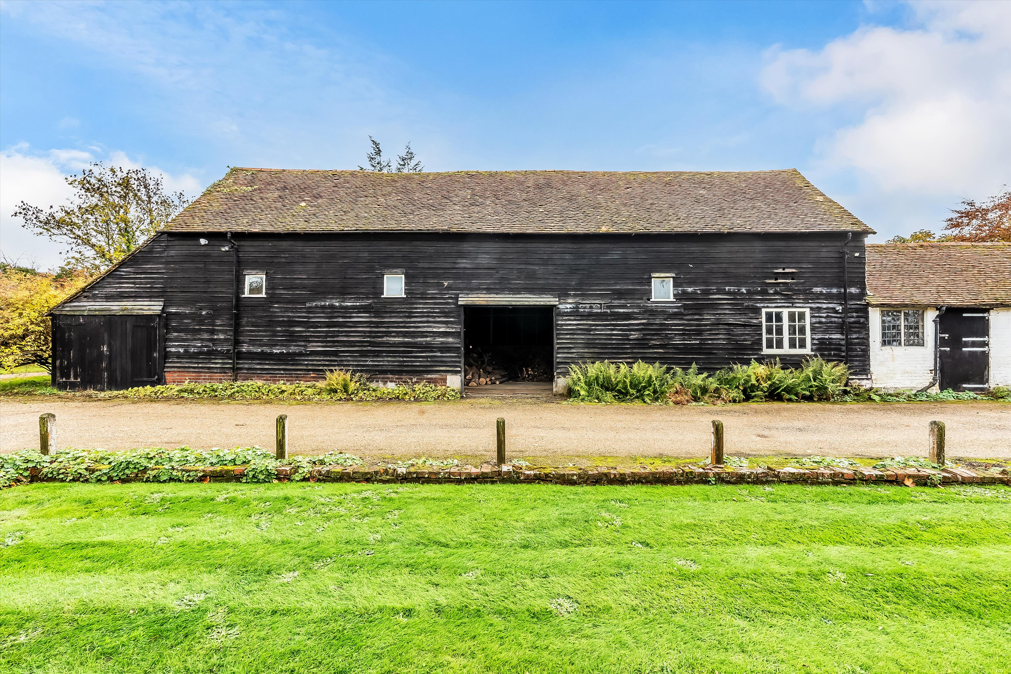 Utworth Manor, Nr Cranleigh, Surrey, GU6 8JU