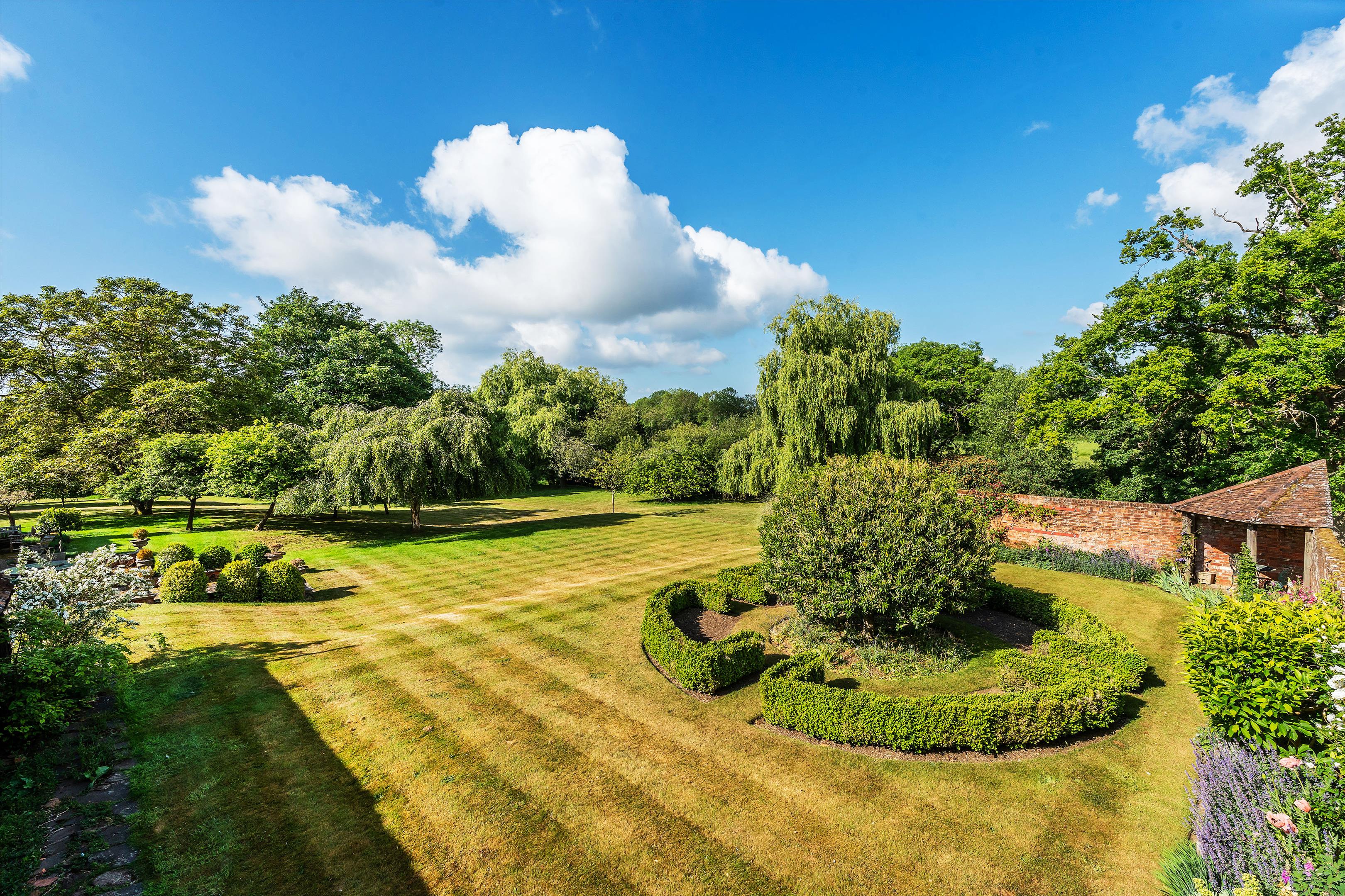 Utworth Manor, Nr Cranleigh, Surrey, GU6 8JU