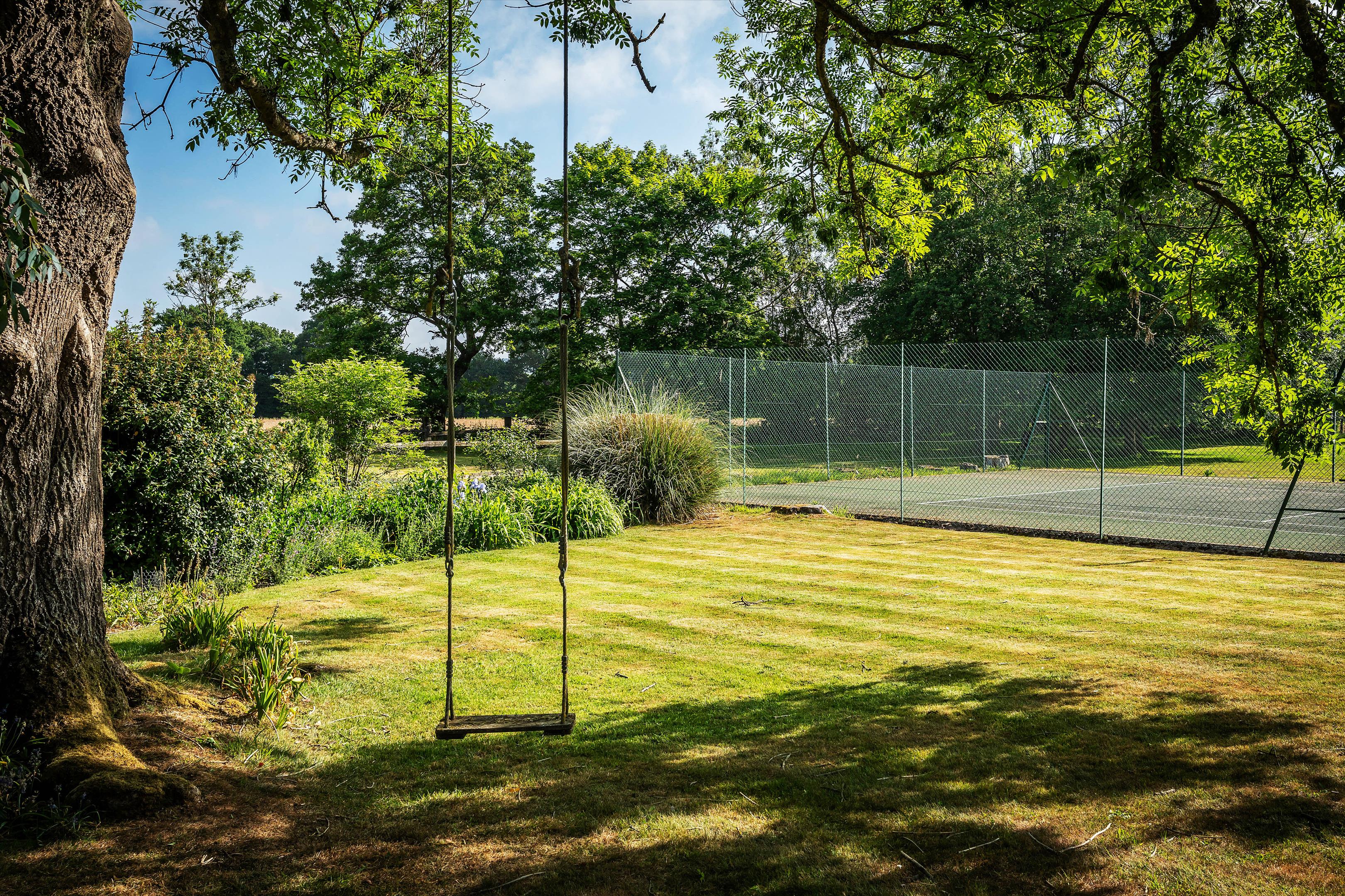 Utworth Manor, Nr Cranleigh, Surrey, GU6 8JU