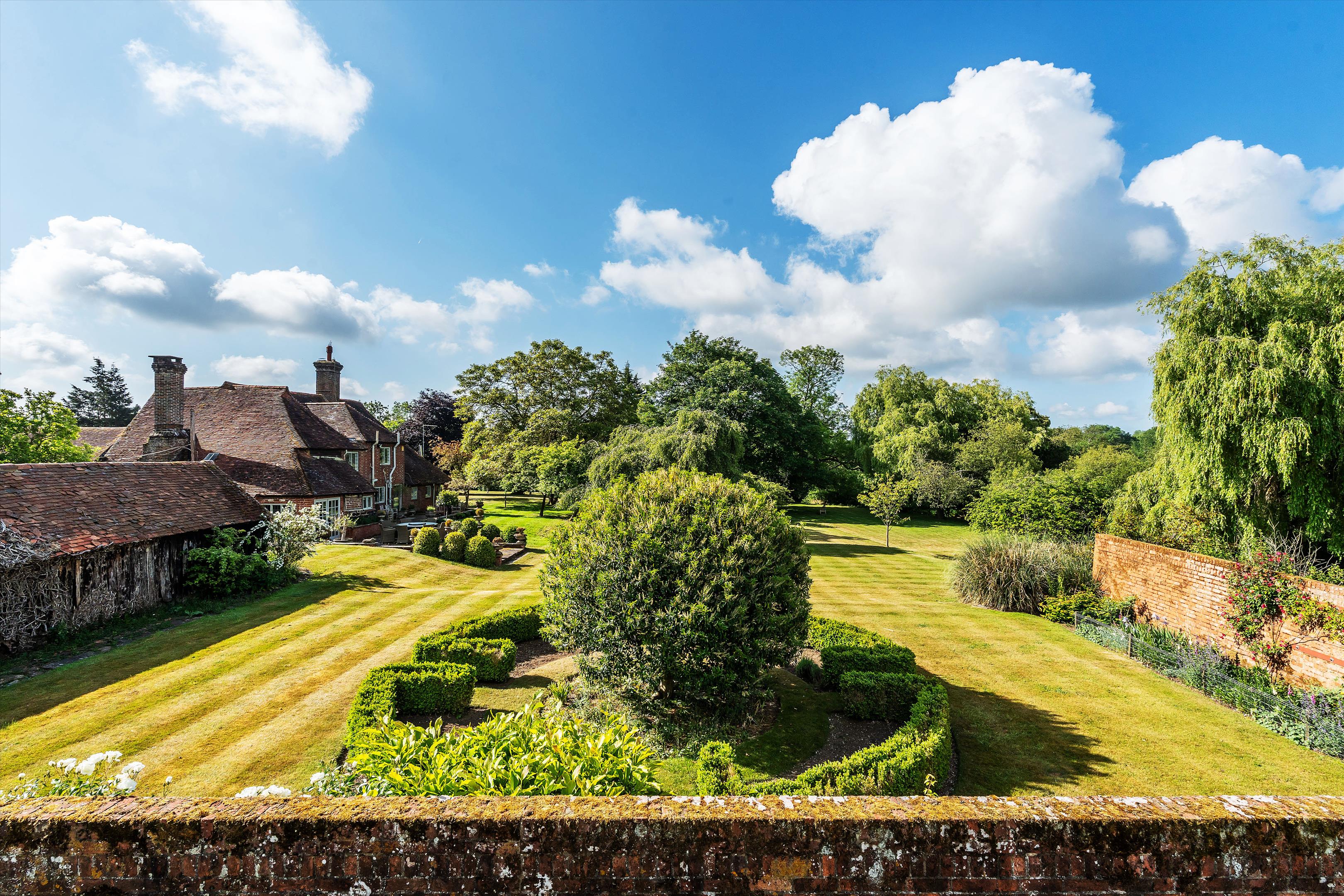 Utworth Manor, Nr Cranleigh, Surrey, GU6 8JU