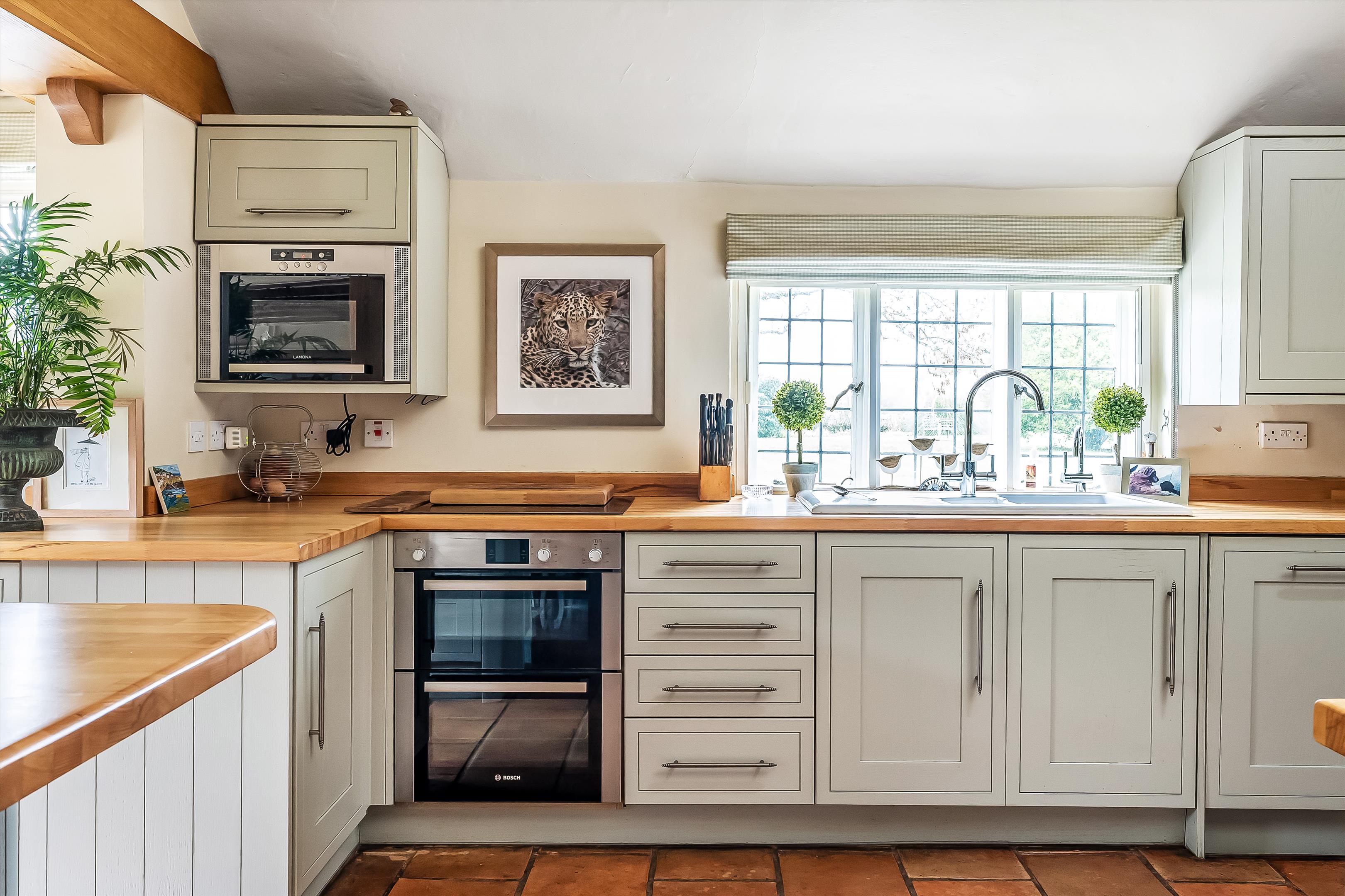 Utworth Manor, Nr Cranleigh, Surrey, GU6 8JU