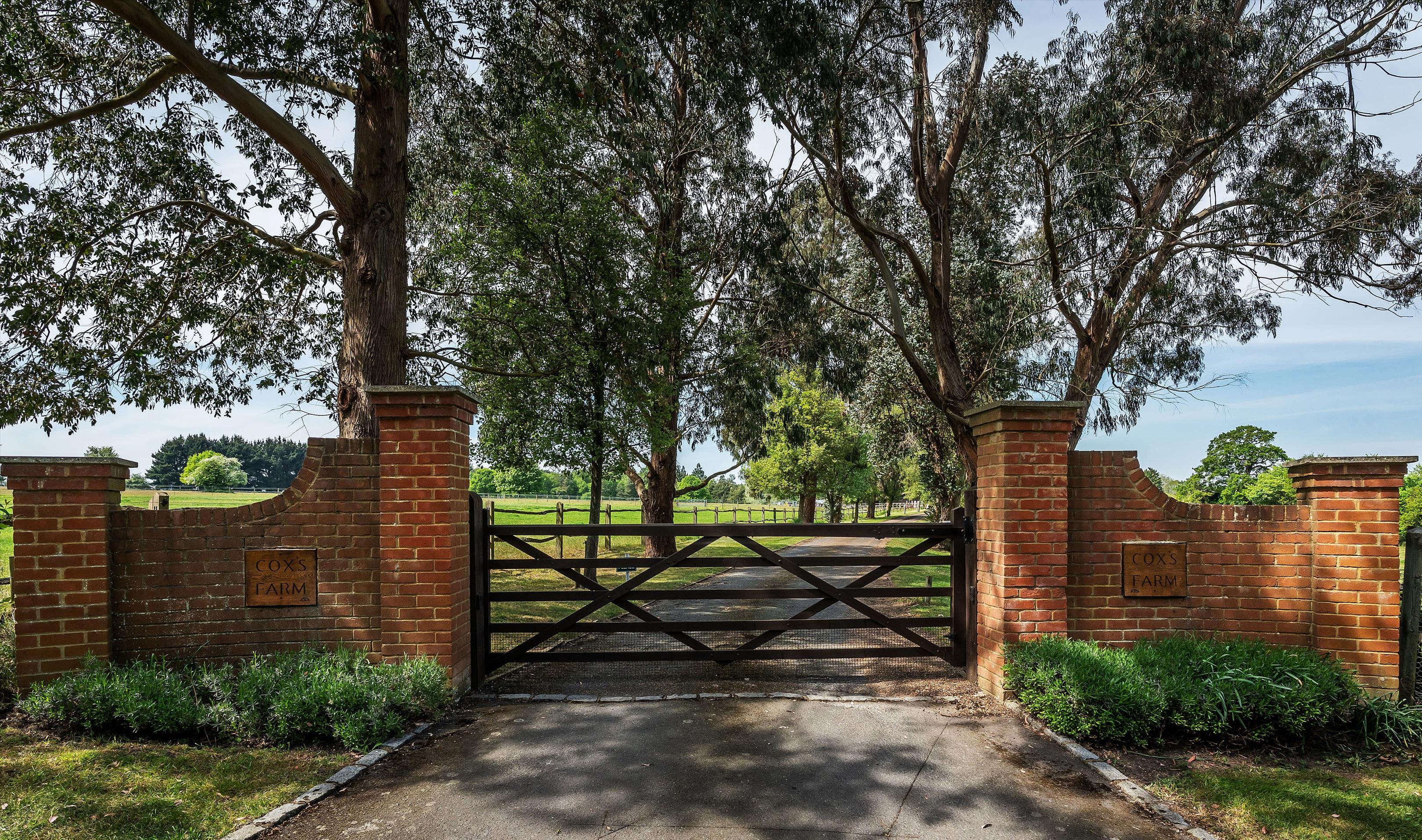 Blanchards Hill, Sutton Green, Guildford, Surrey, GU4 7QJ
