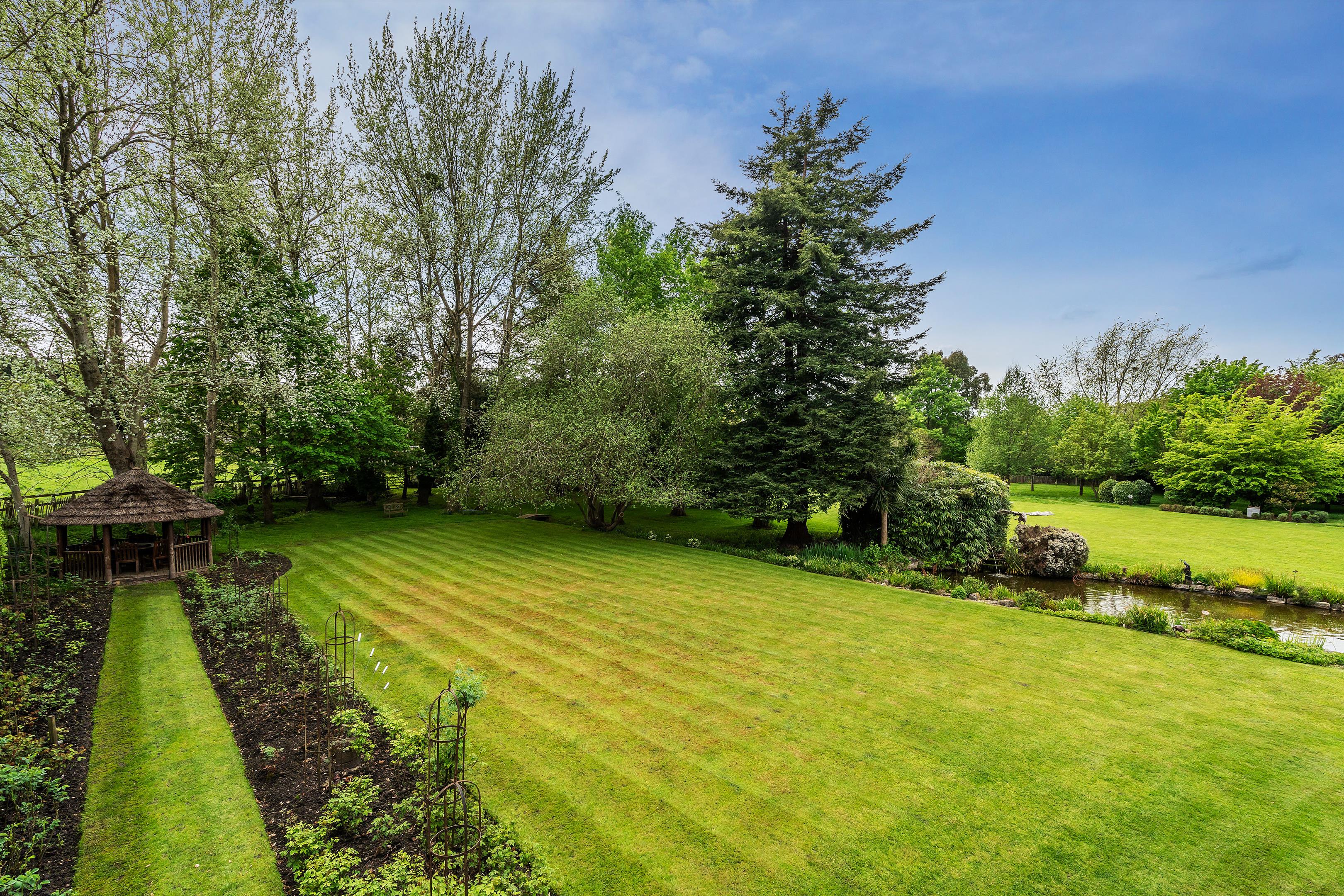 Blanchards Hill, Sutton Green, Guildford, Surrey, GU4 7QJ