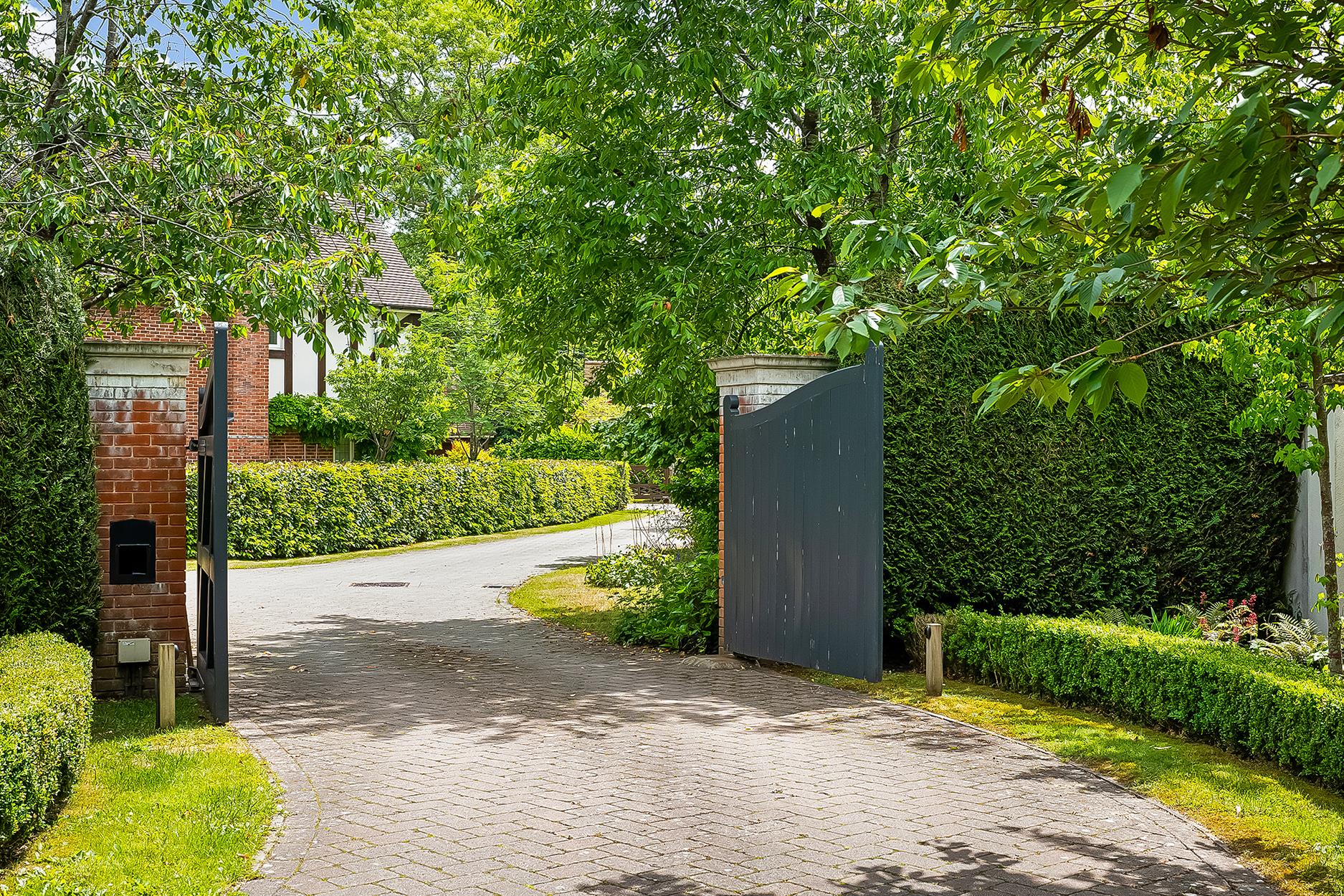 Pickhurst Road, Chiddingfold, Godalming, Surrey GU8