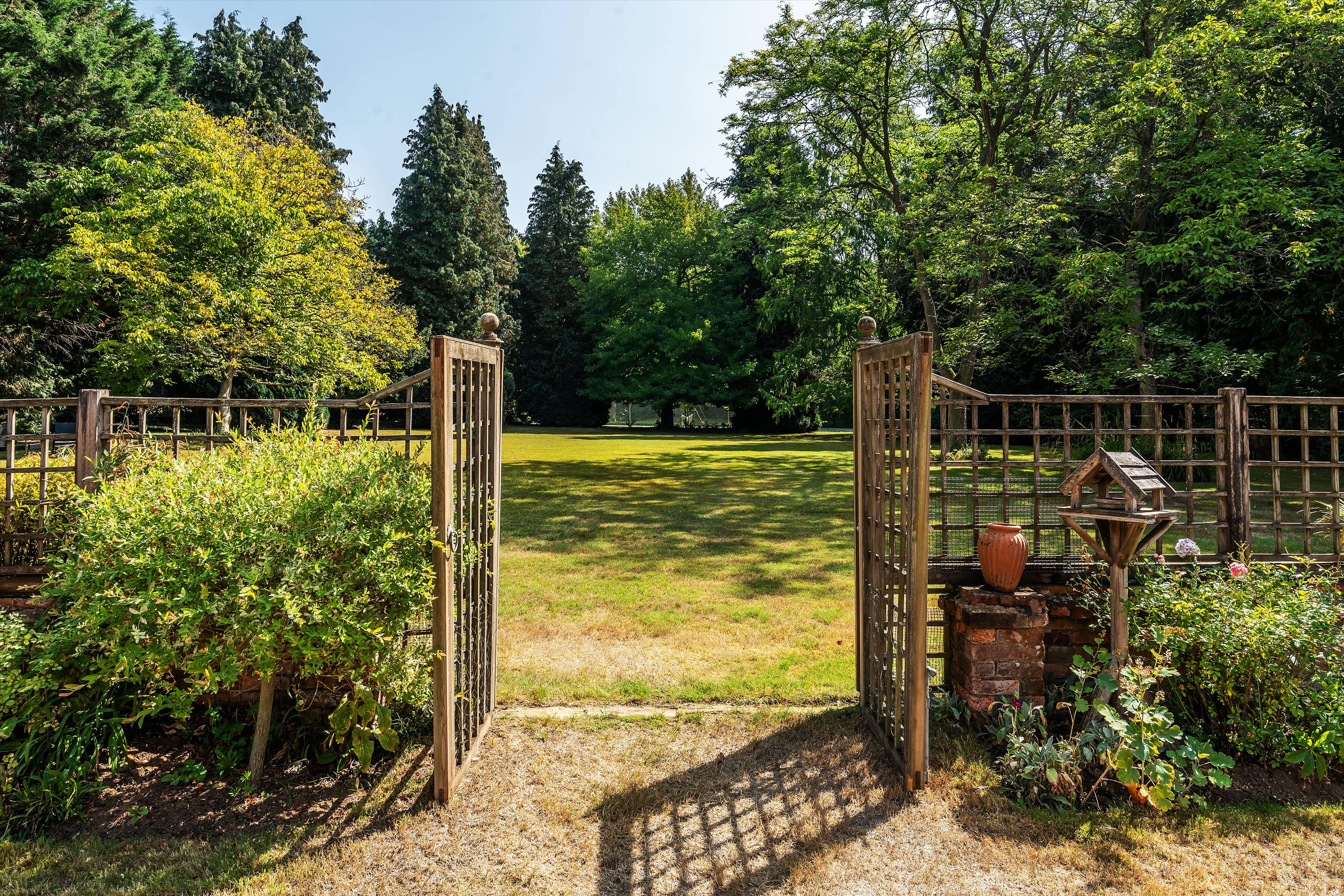Summers Lane, Hurtmore, Godalming, Surrey, GU7 2RR