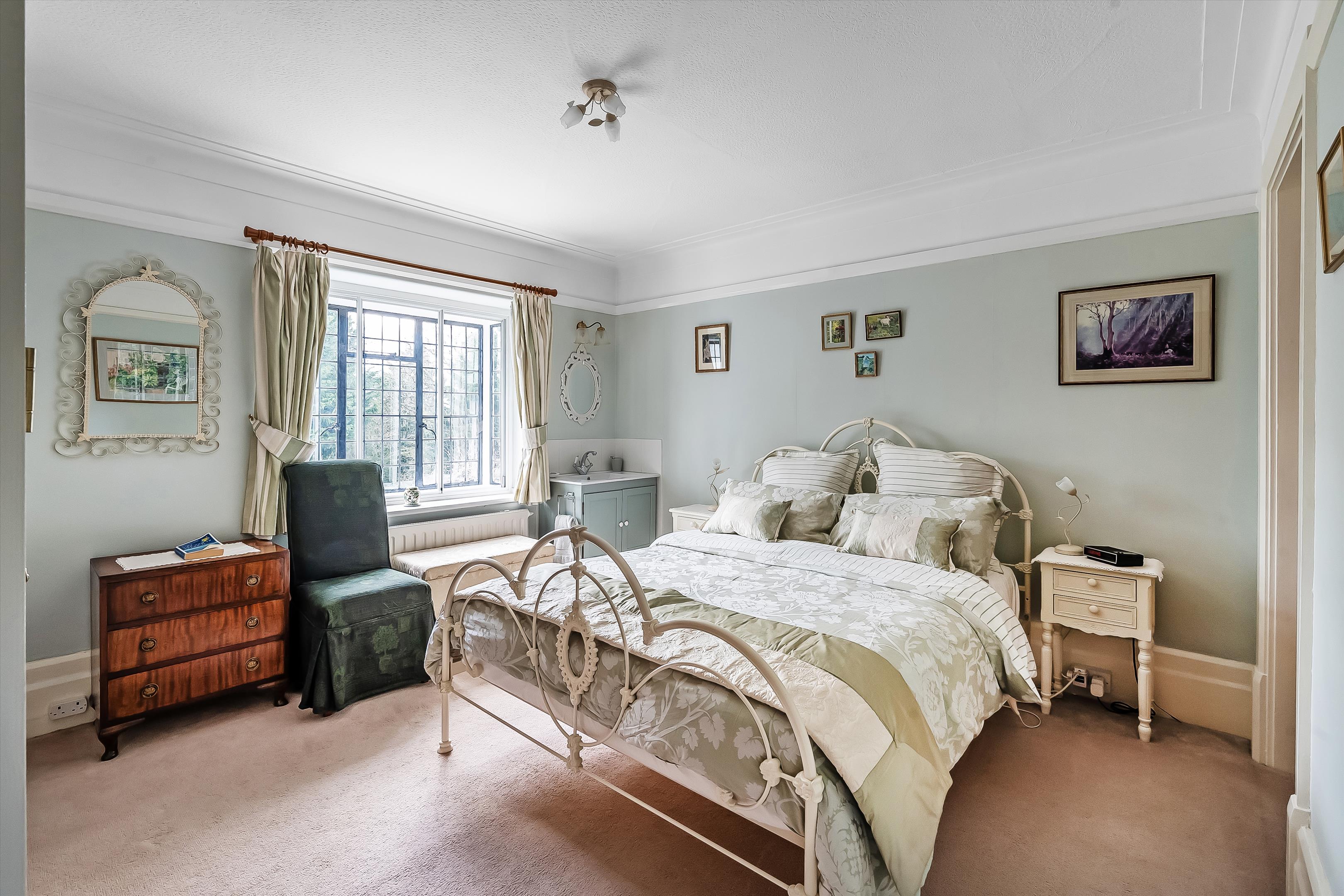 Abbotswood, Guildford, Surrey, GU1.