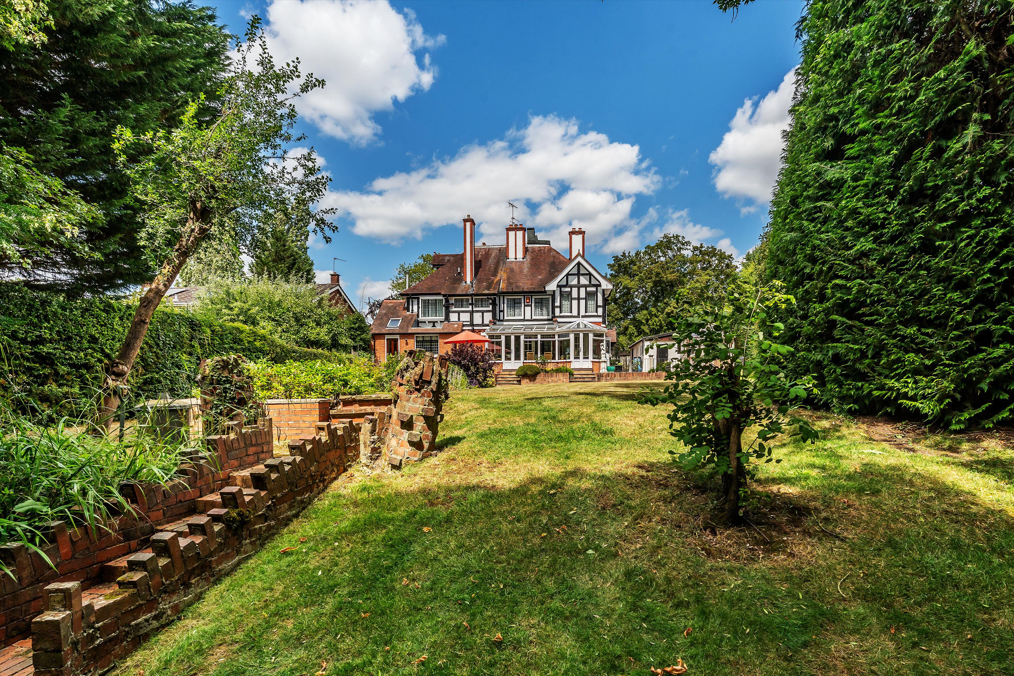 Abbotswood, Guildford, Surrey, GU1.