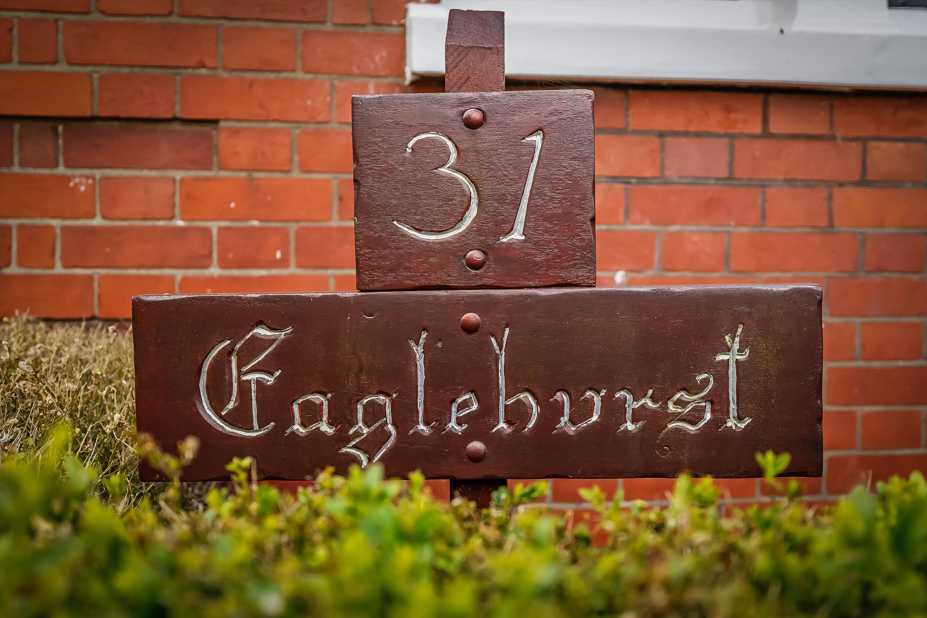Abbotswood, Guildford, Surrey, GU1.