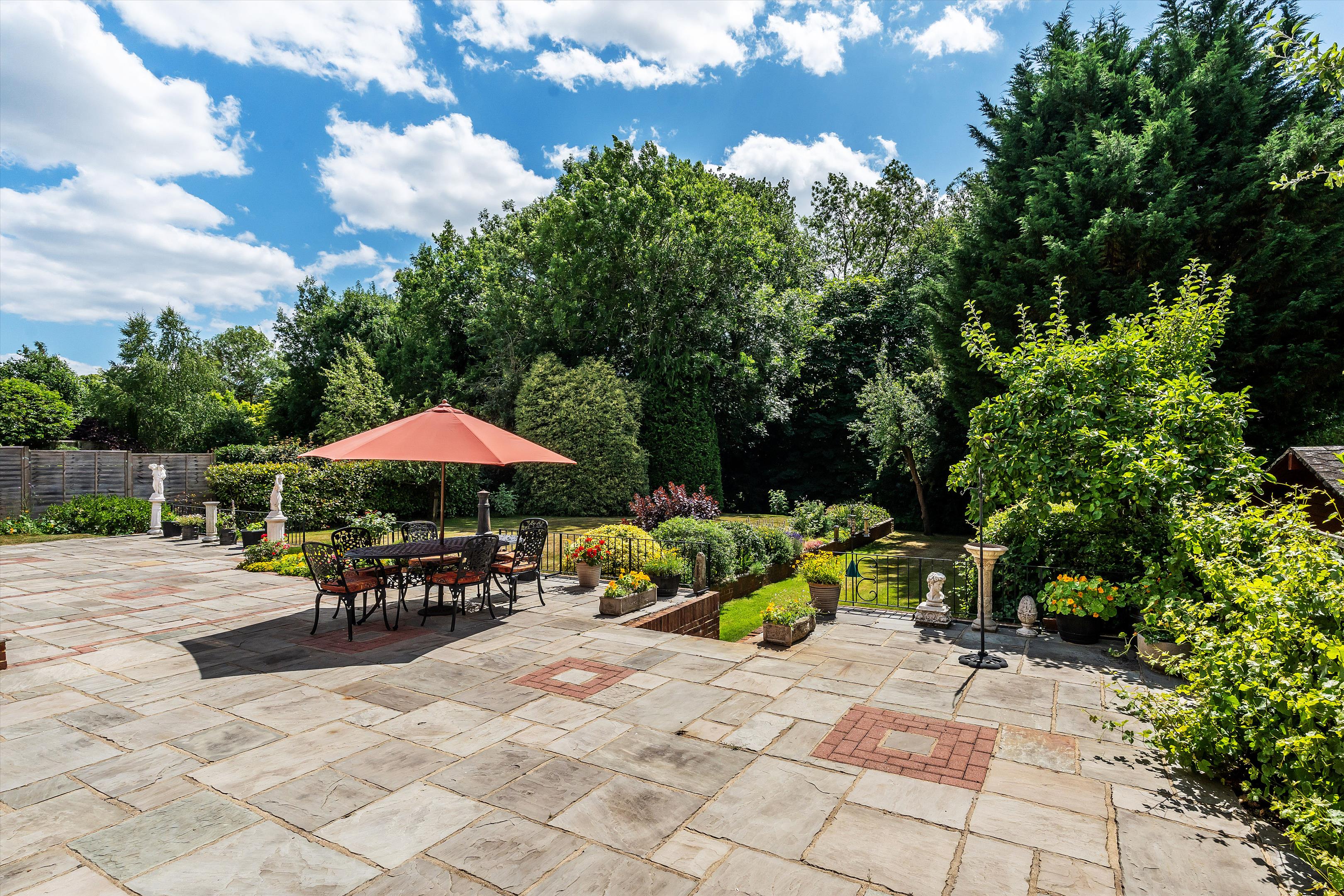 Abbotswood, Guildford, Surrey, GU1.
